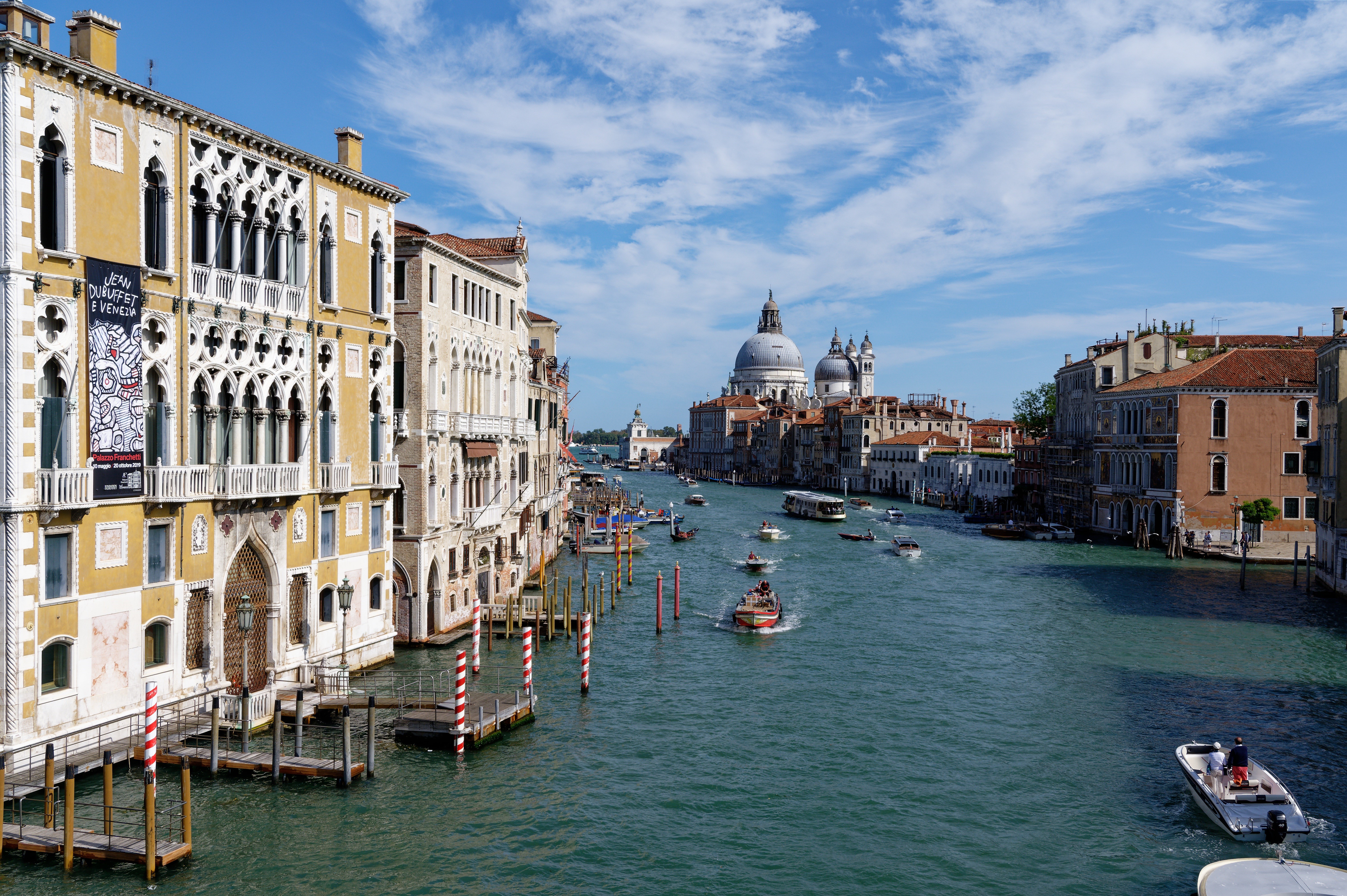 Venice Canal with Boats and Basilica di Santa Maria della Salute HD Wallpaper