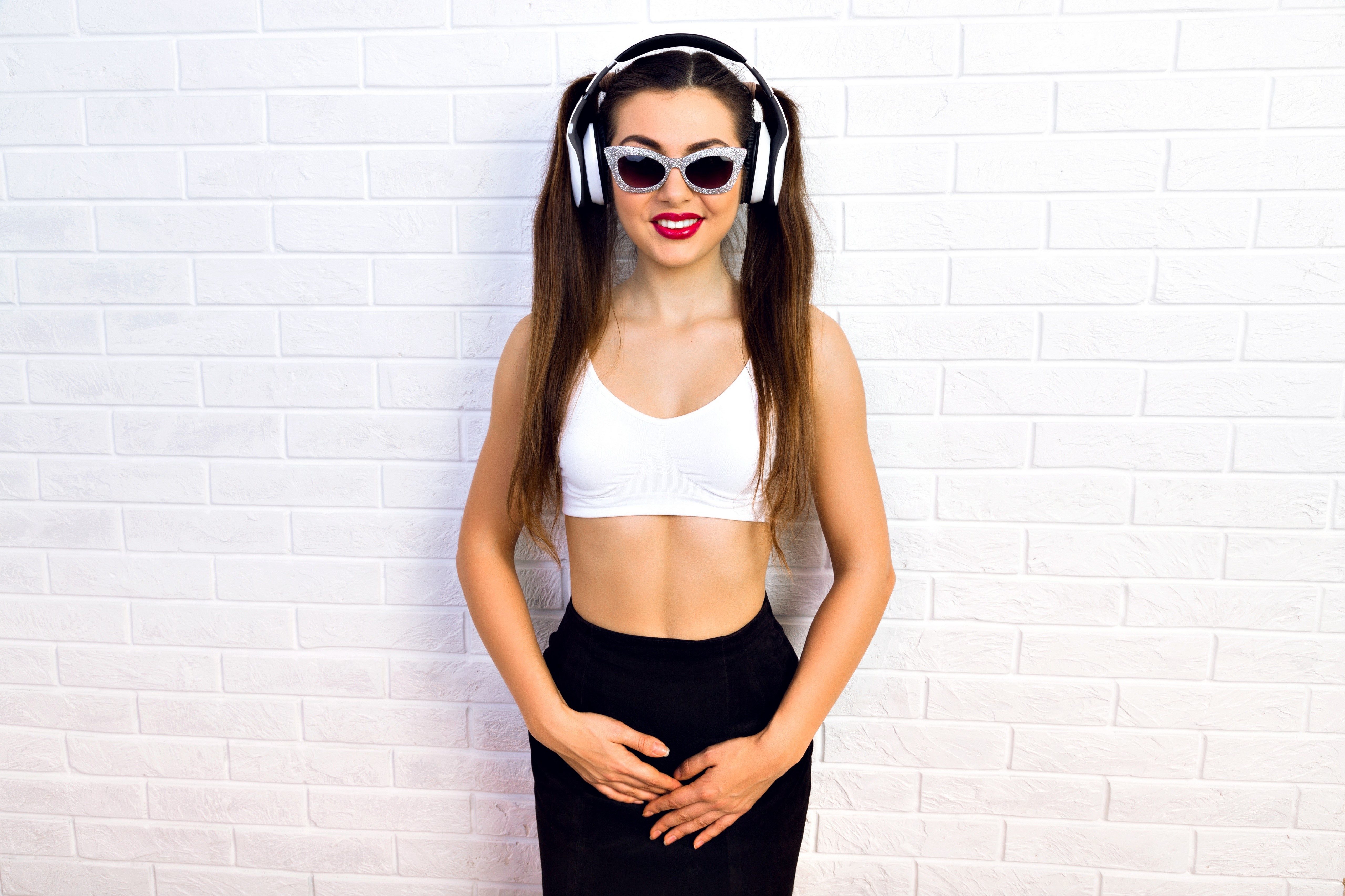 Woman with headphones and sunglasses HD Wallpaper