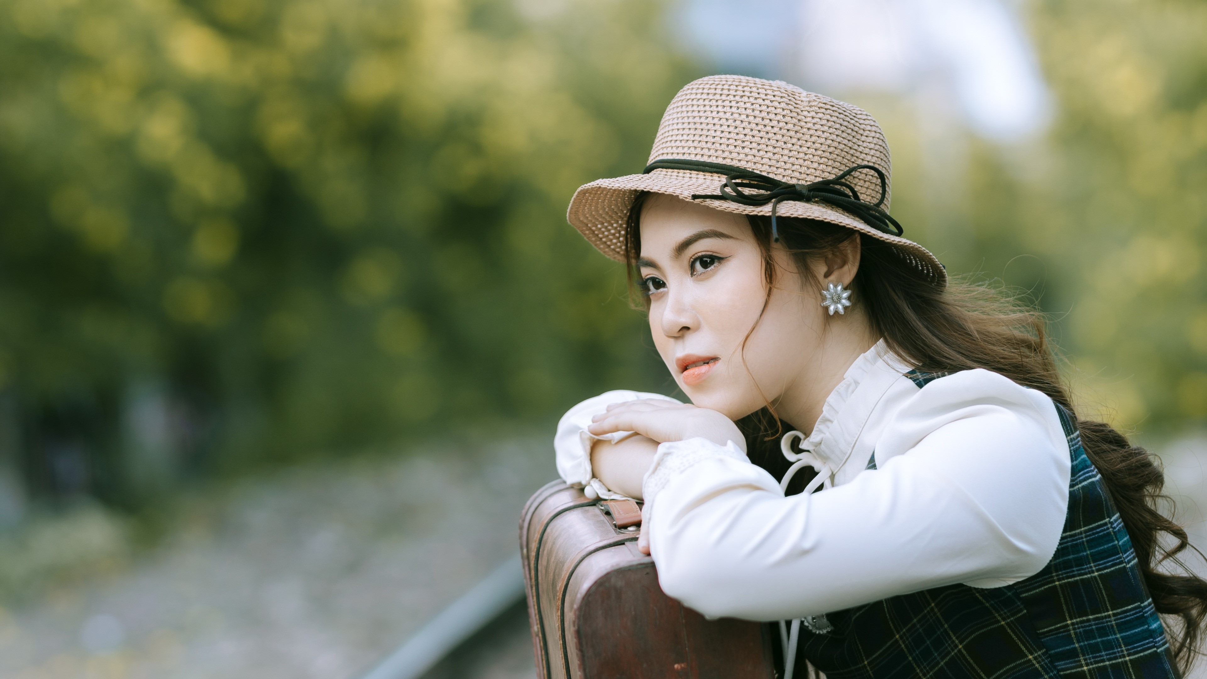Asian woman with hat and suitcase HD Wallpaper