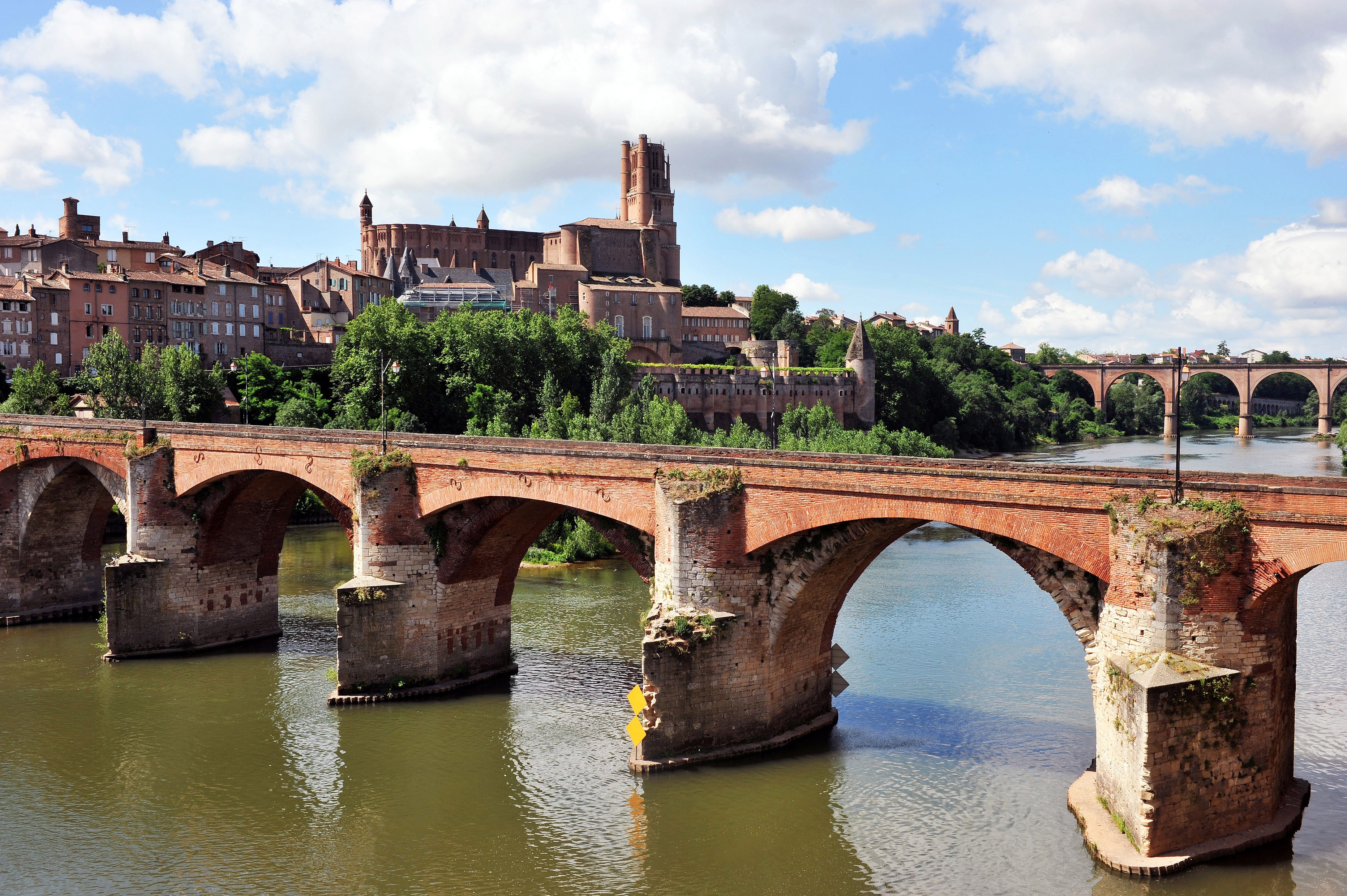 Pont Vieux bridge over the Tarn River in Albi, France HD Wallpaper