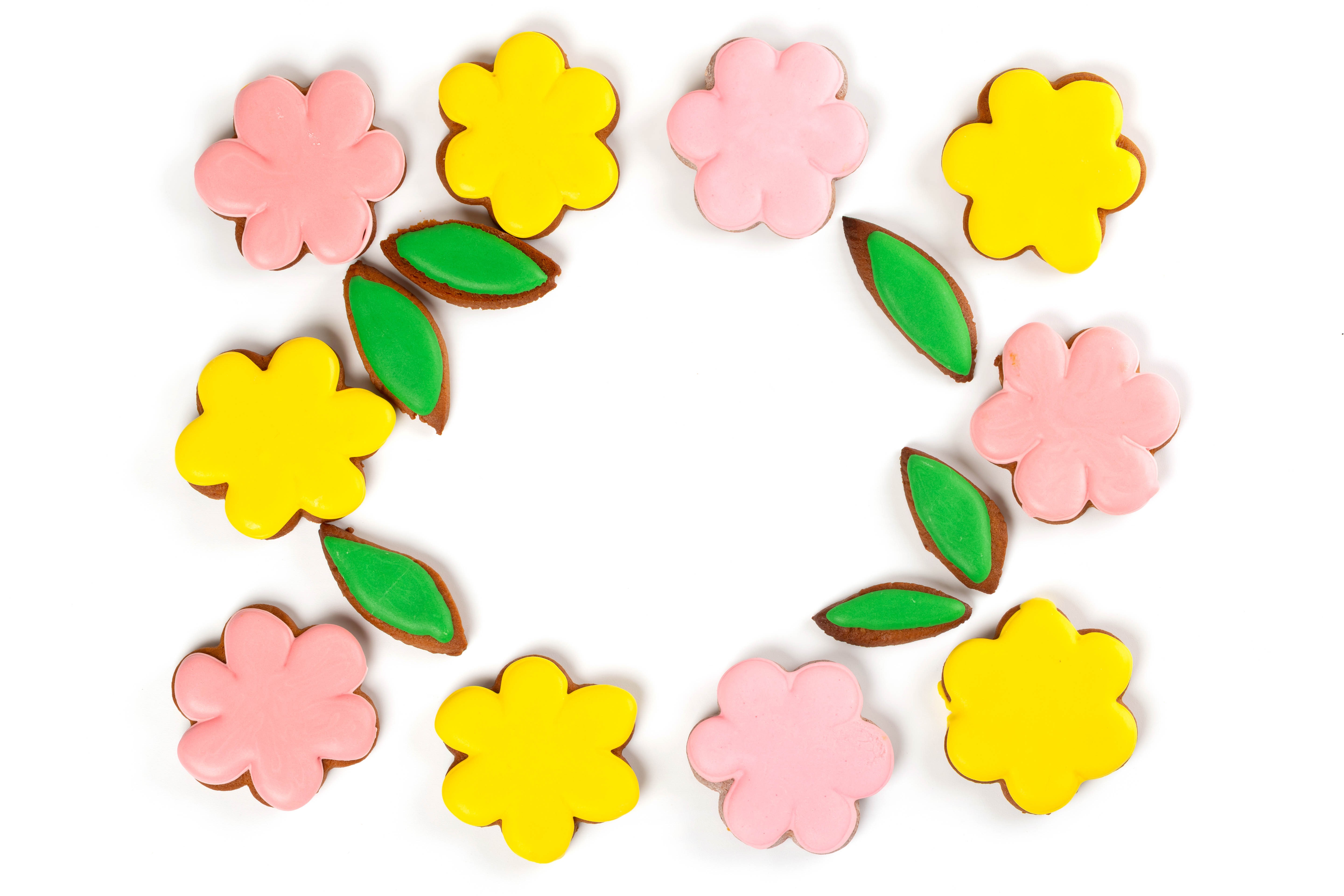 Flower and leaf cookies on white background HD Wallpaper