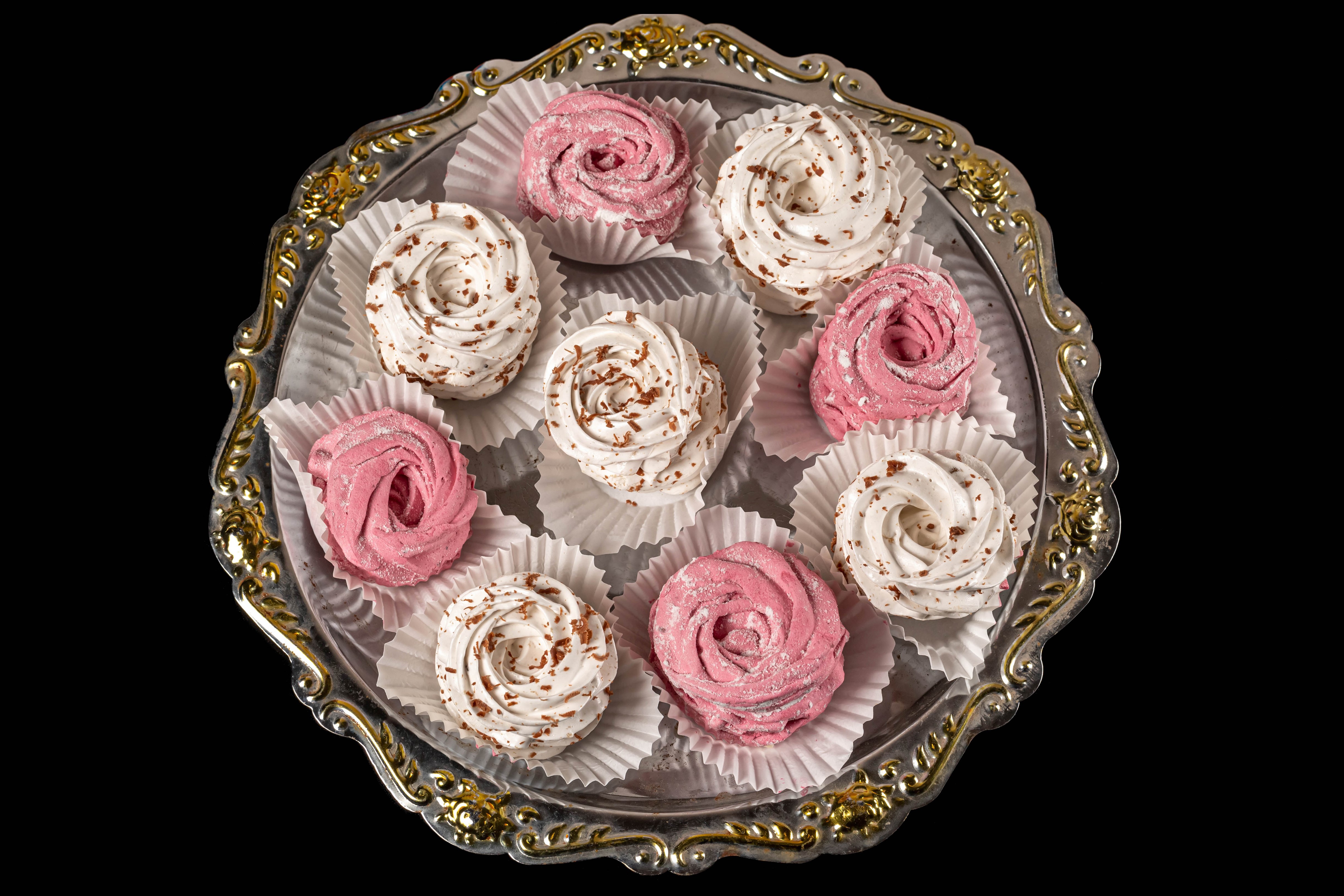 Little cakes on a silver platter HD Wallpaper