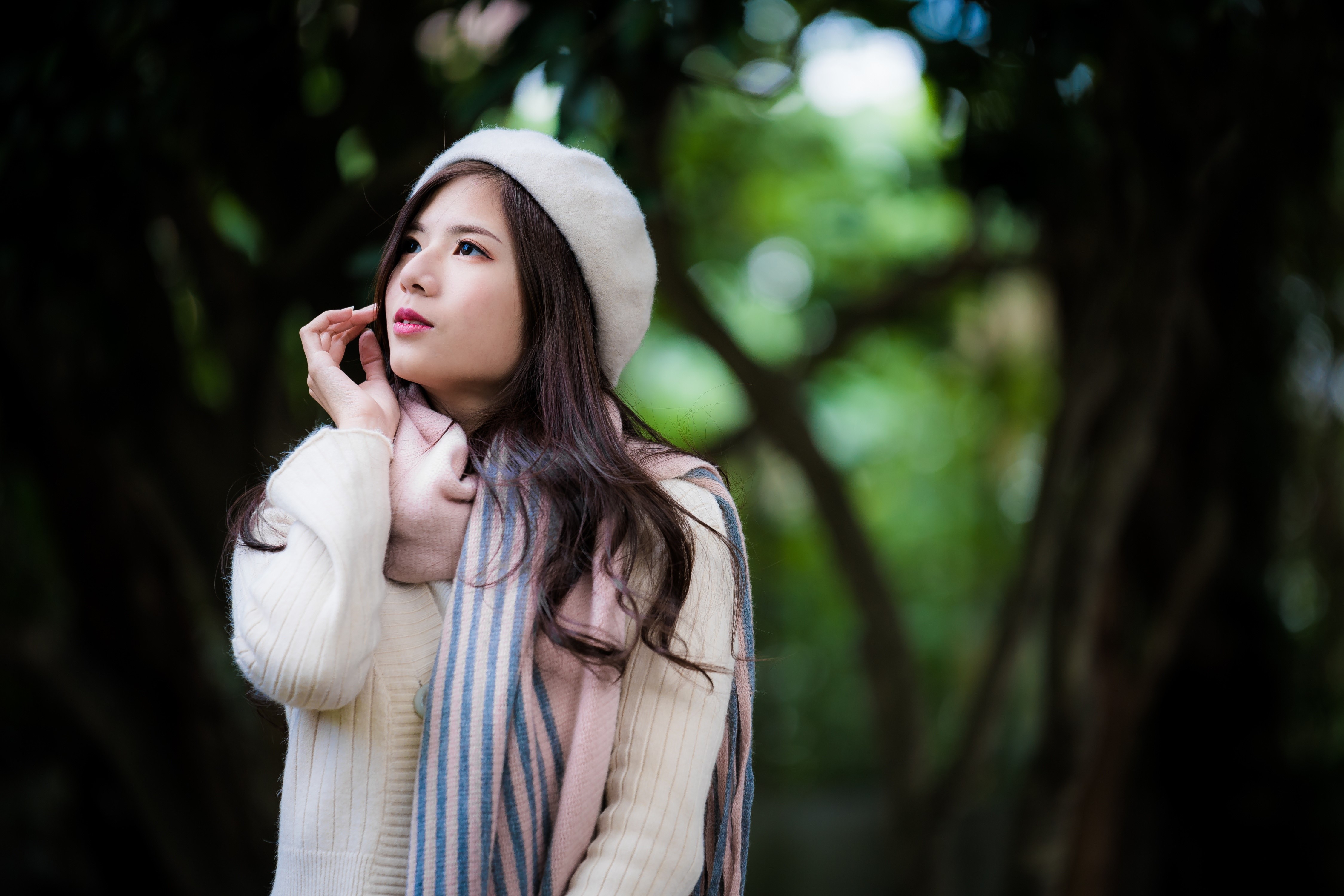 Brunette girl in sweater and scarf wearing beret HD Wallpaper
