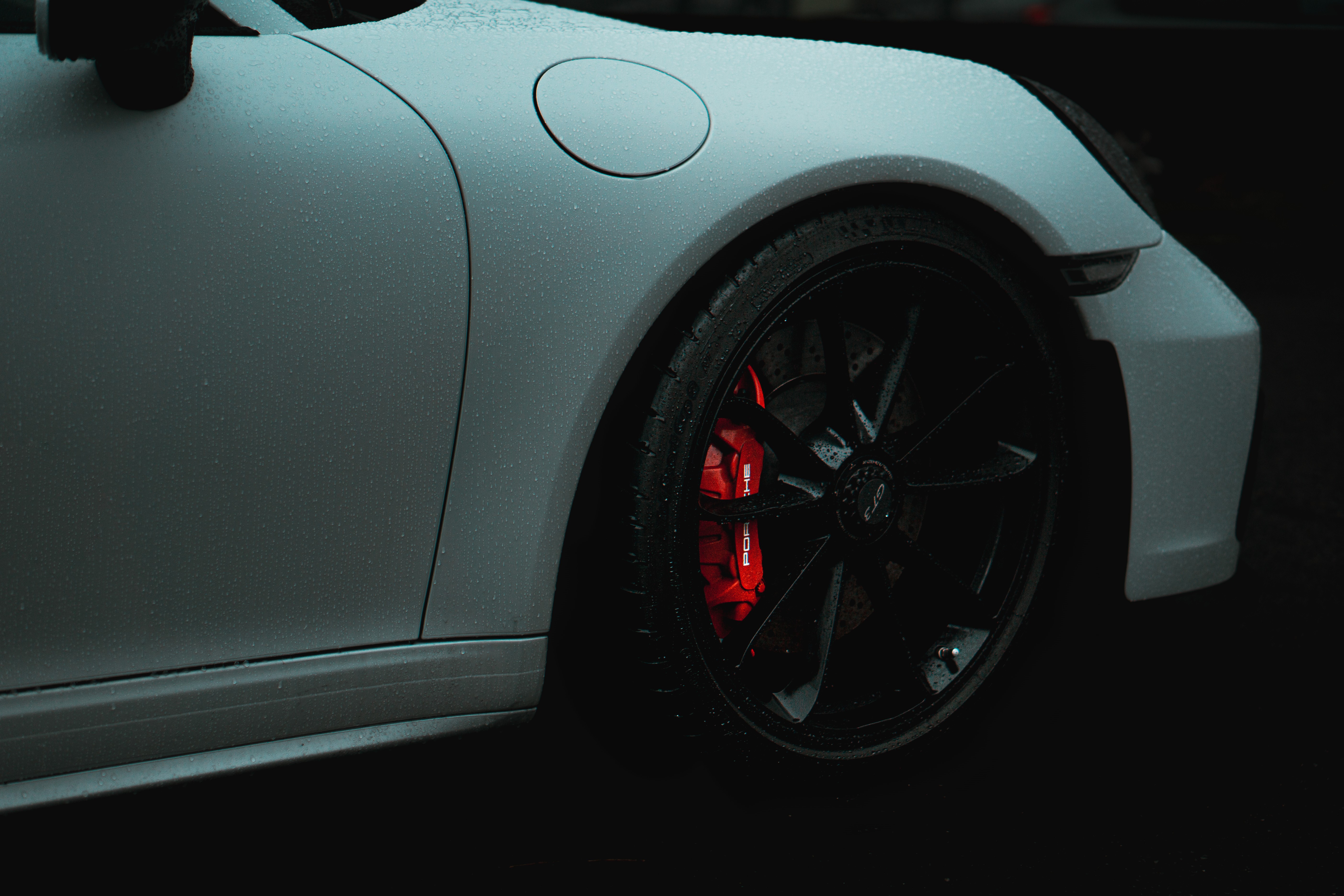 White Porsche 911 GT3 R with red Brembo brakes HD Wallpaper
