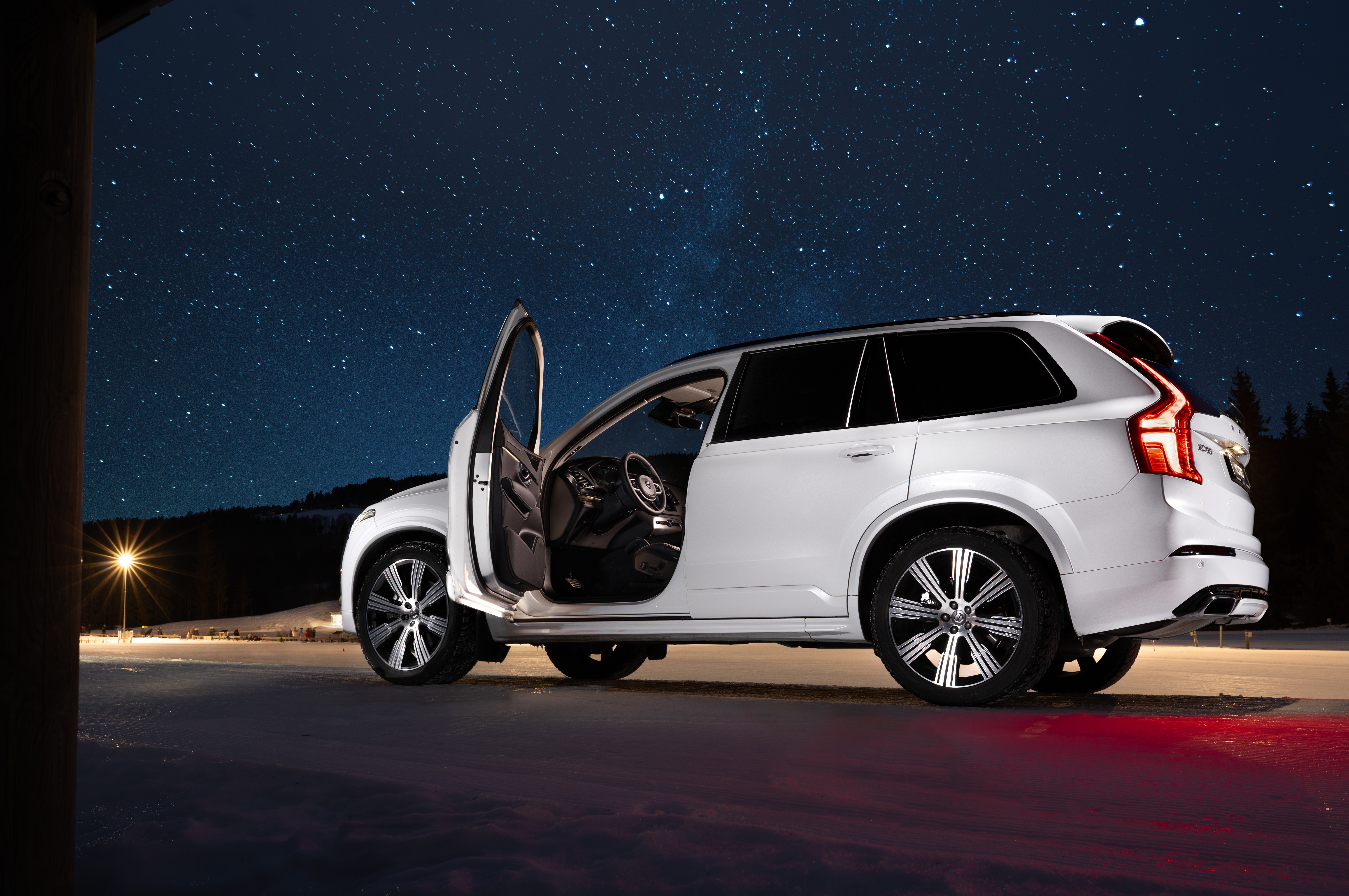 4K Volvo XC90 SUV at Night Under Stars HD Wallpaper