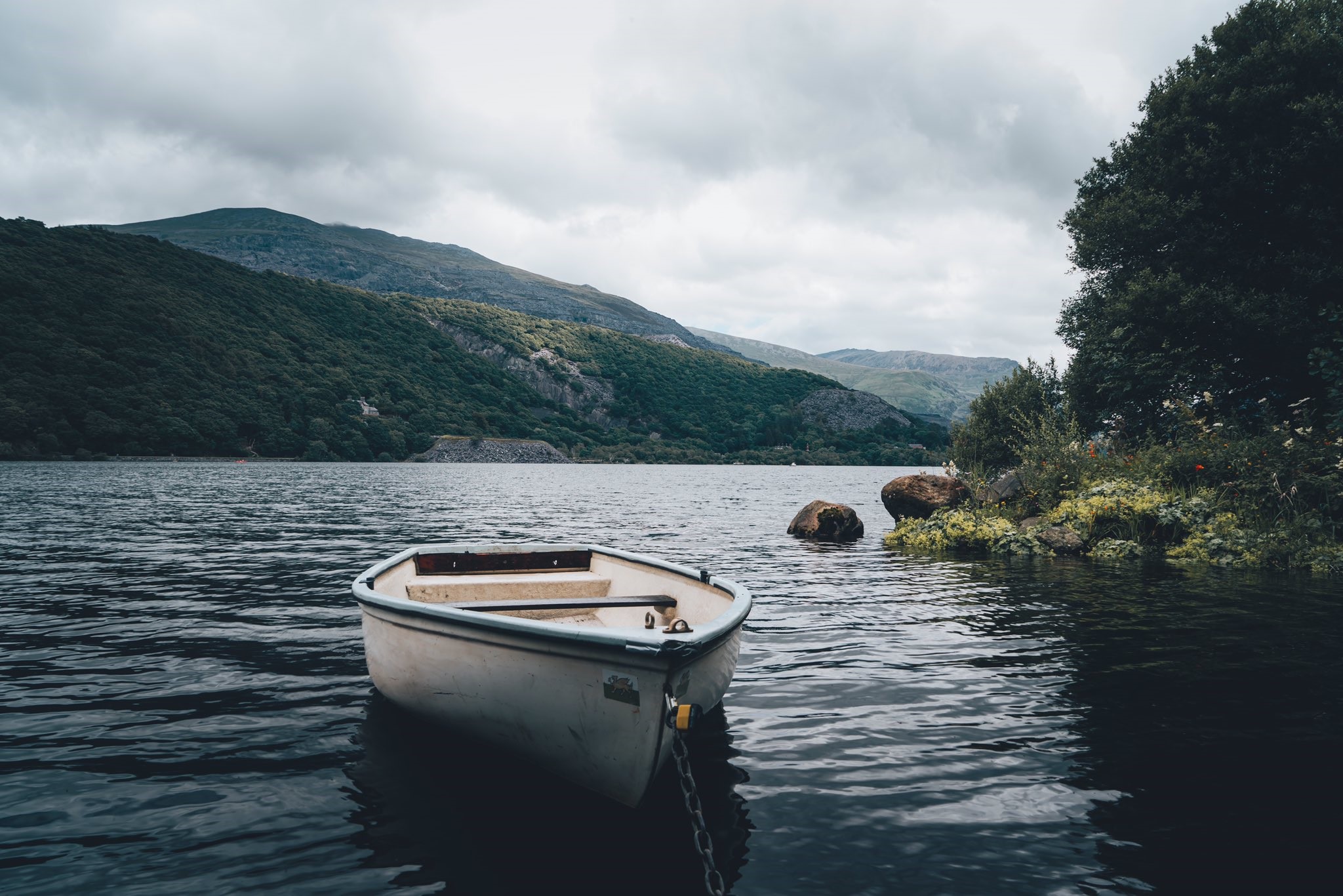 Boat on a lake with mountains and trees HD Wallpaper