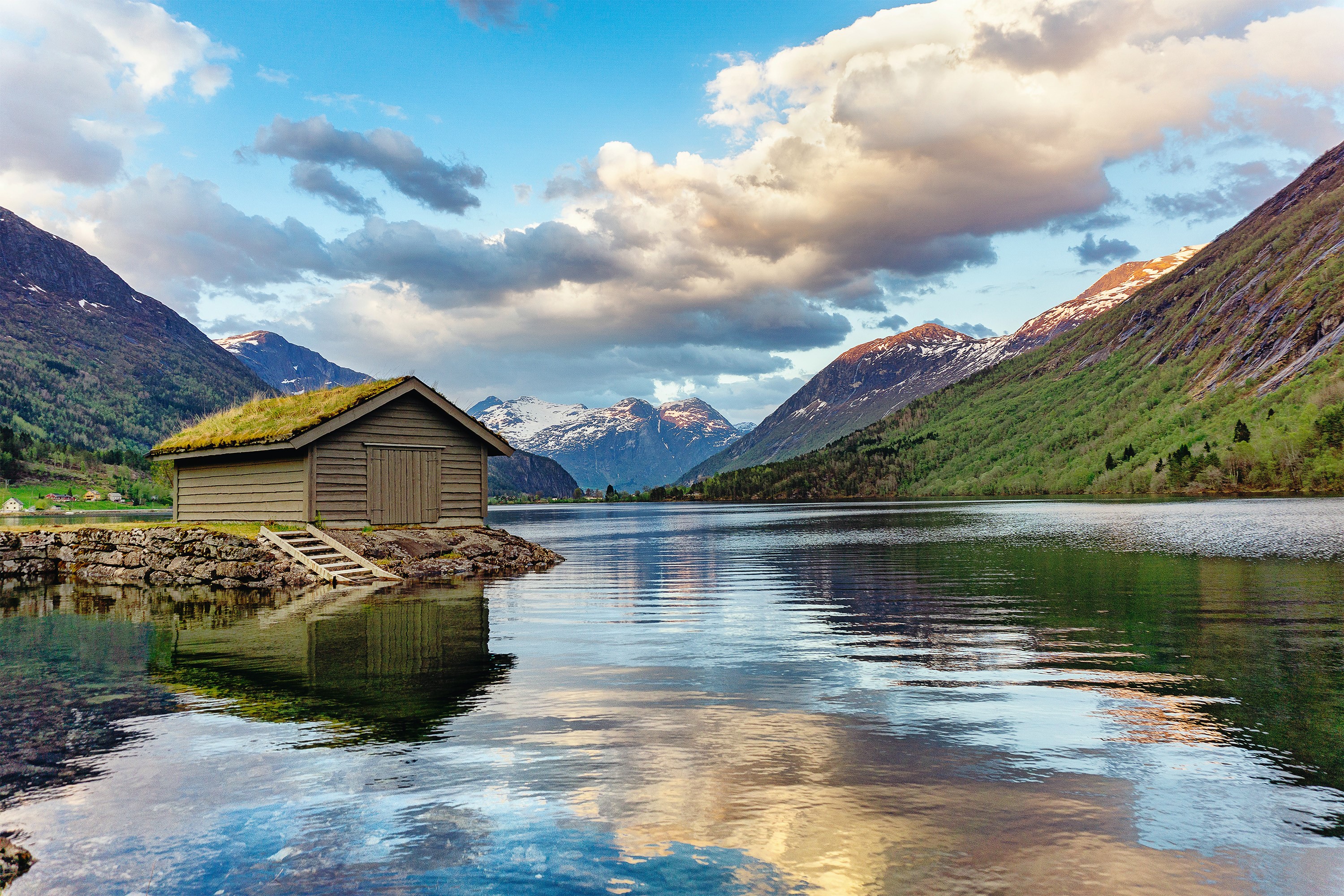 Wooden house with grass roof on a lake in Norway HD Wallpaper