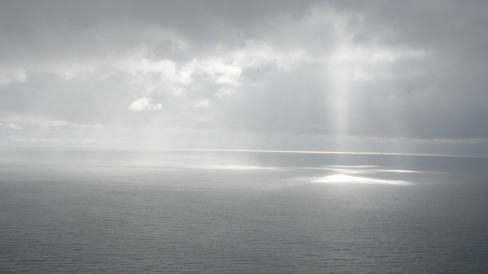 Sunbeams over the ocean HD Wallpaper