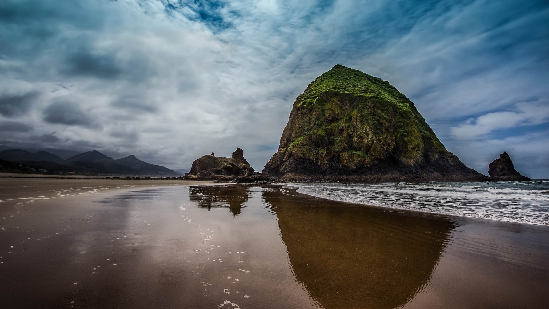 Haystack Rock at Cannon Beach, Oregon HD Wallpaper