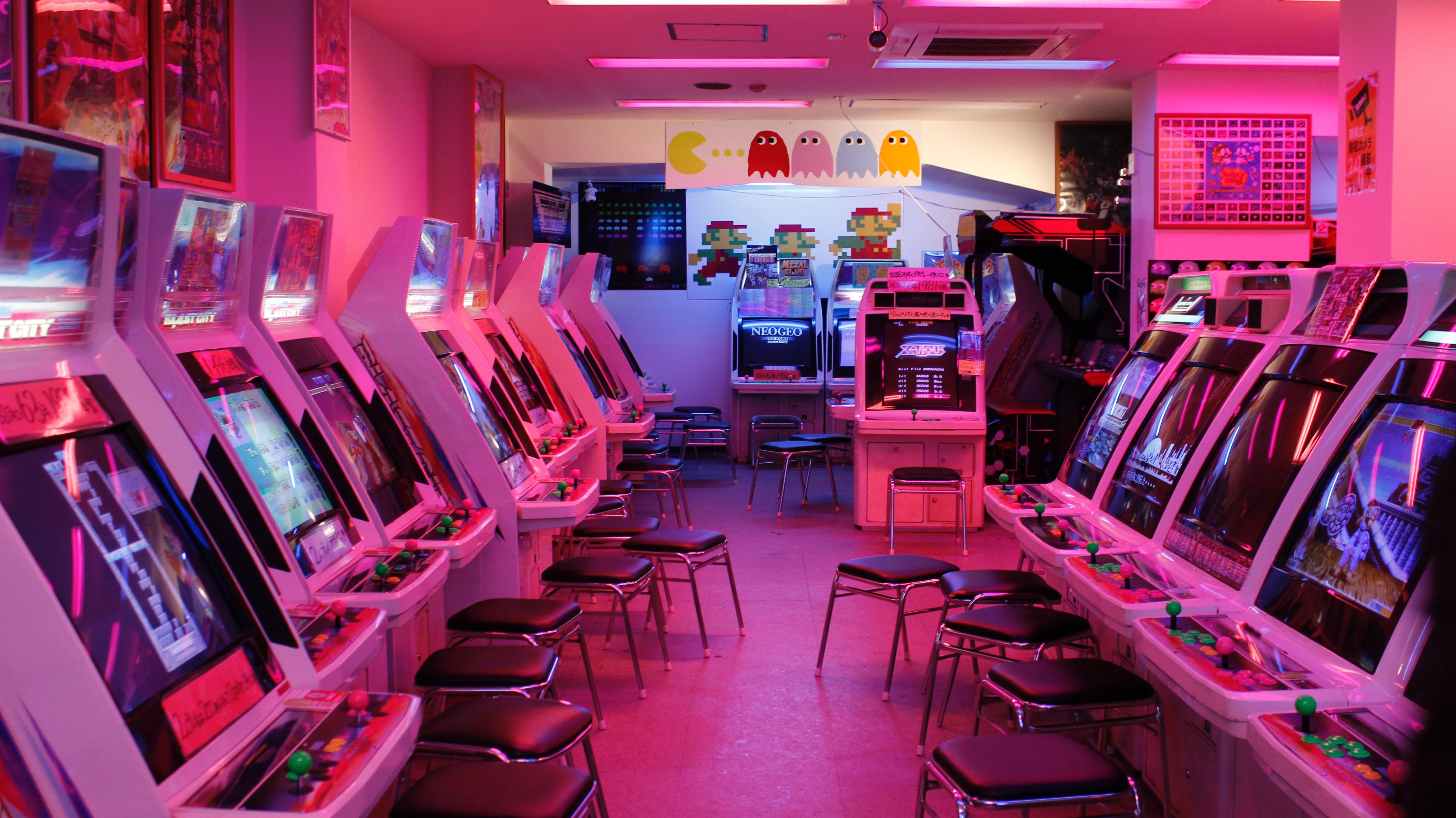 4K Vintage Arcade with Retrowave Vibes HD Wallpaper