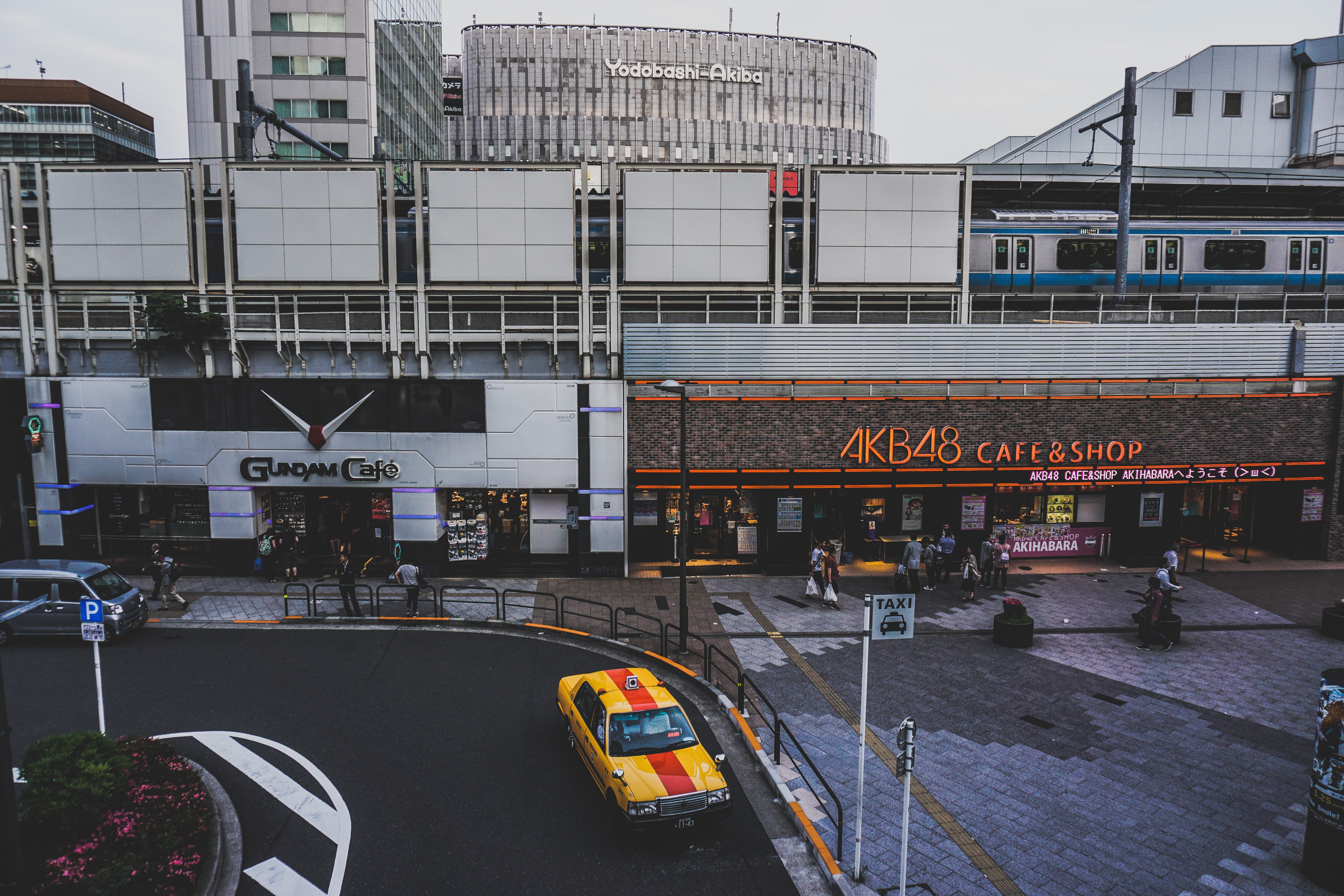 Gundam Cafe and AKB48 Shop in Akihabara, Tokyo HD Wallpaper