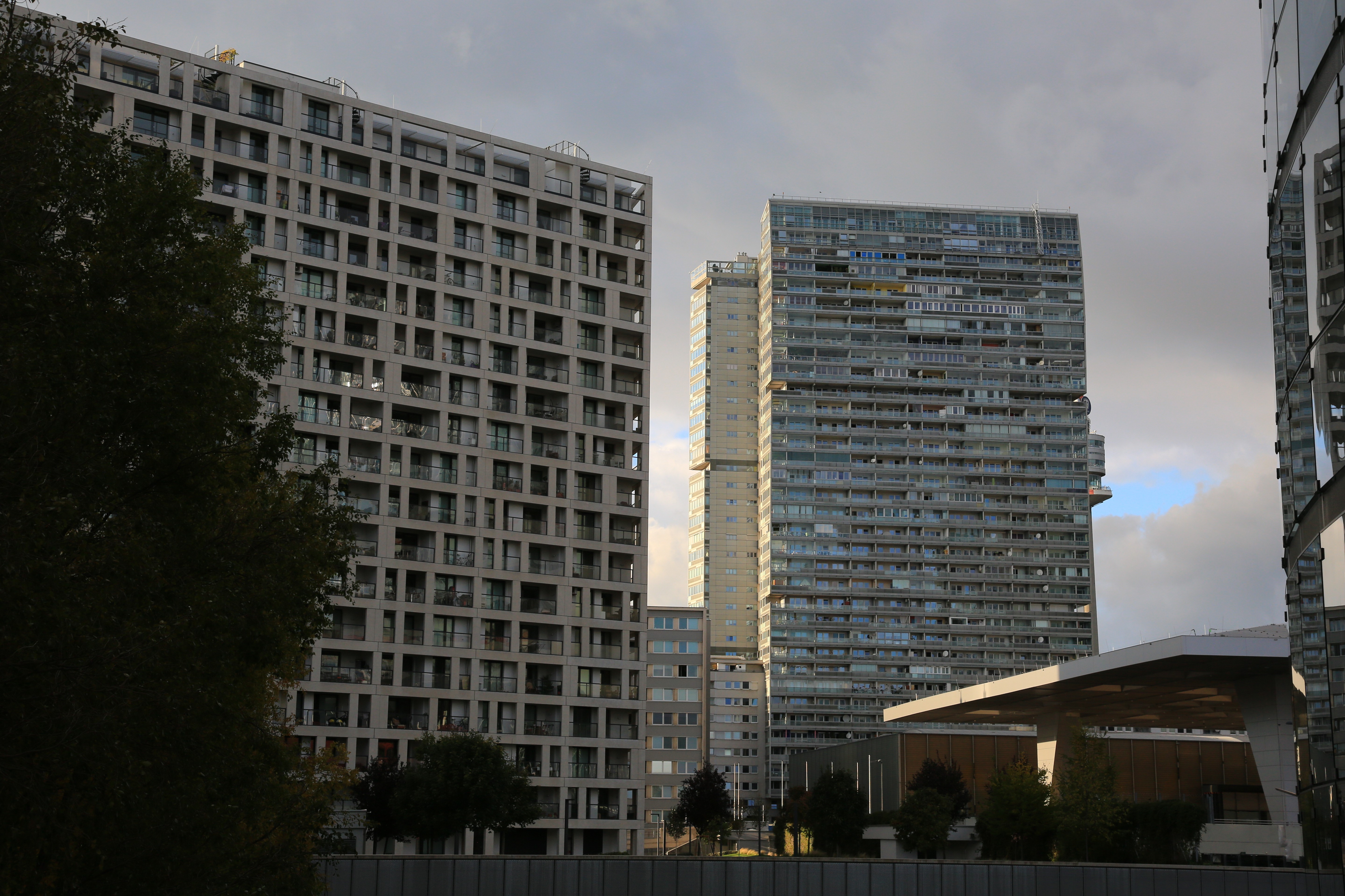 Modernist buildings in Vienna HD Wallpaper