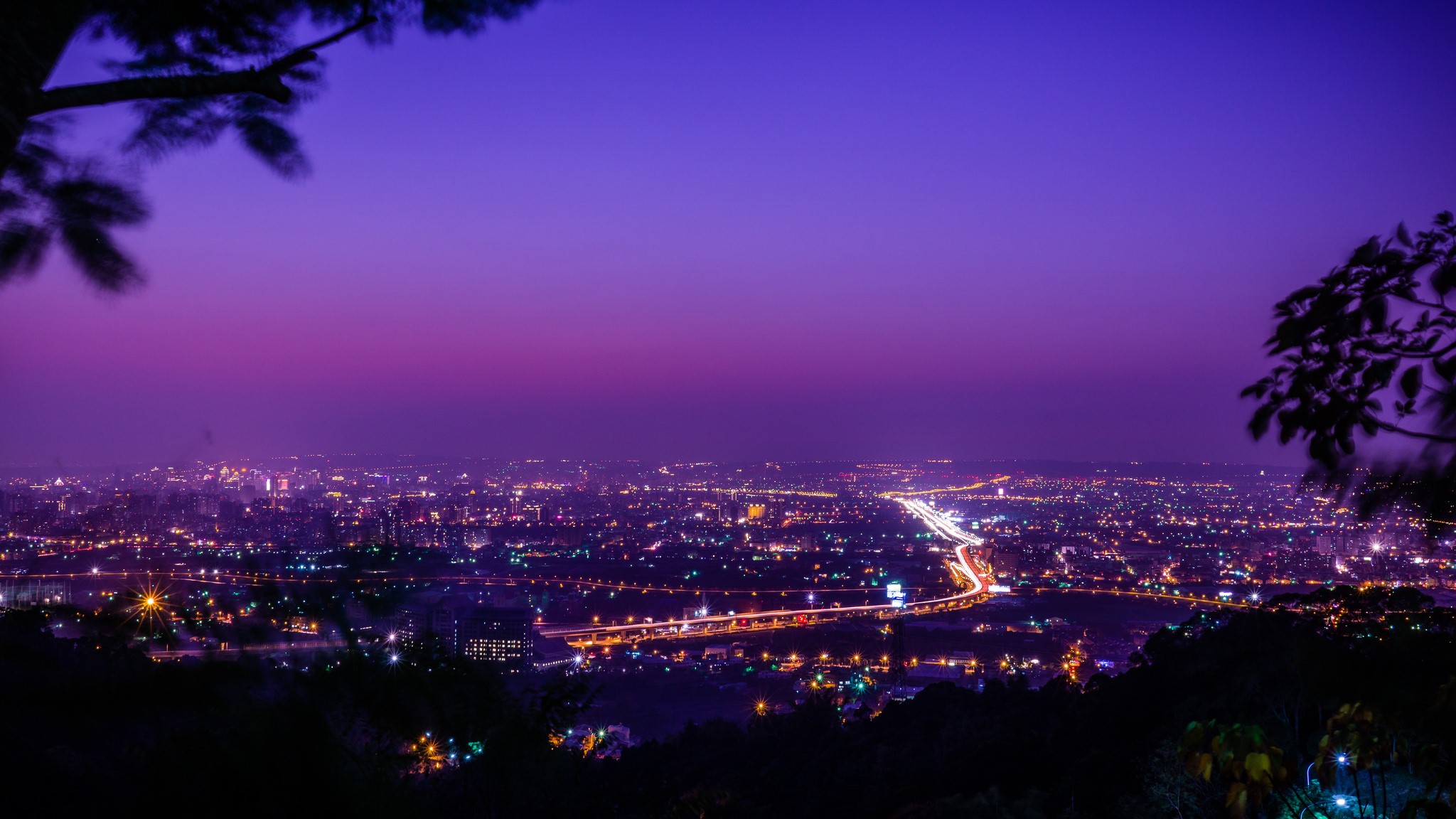 Cityscape of Taichung, Taiwan at night HD Wallpaper