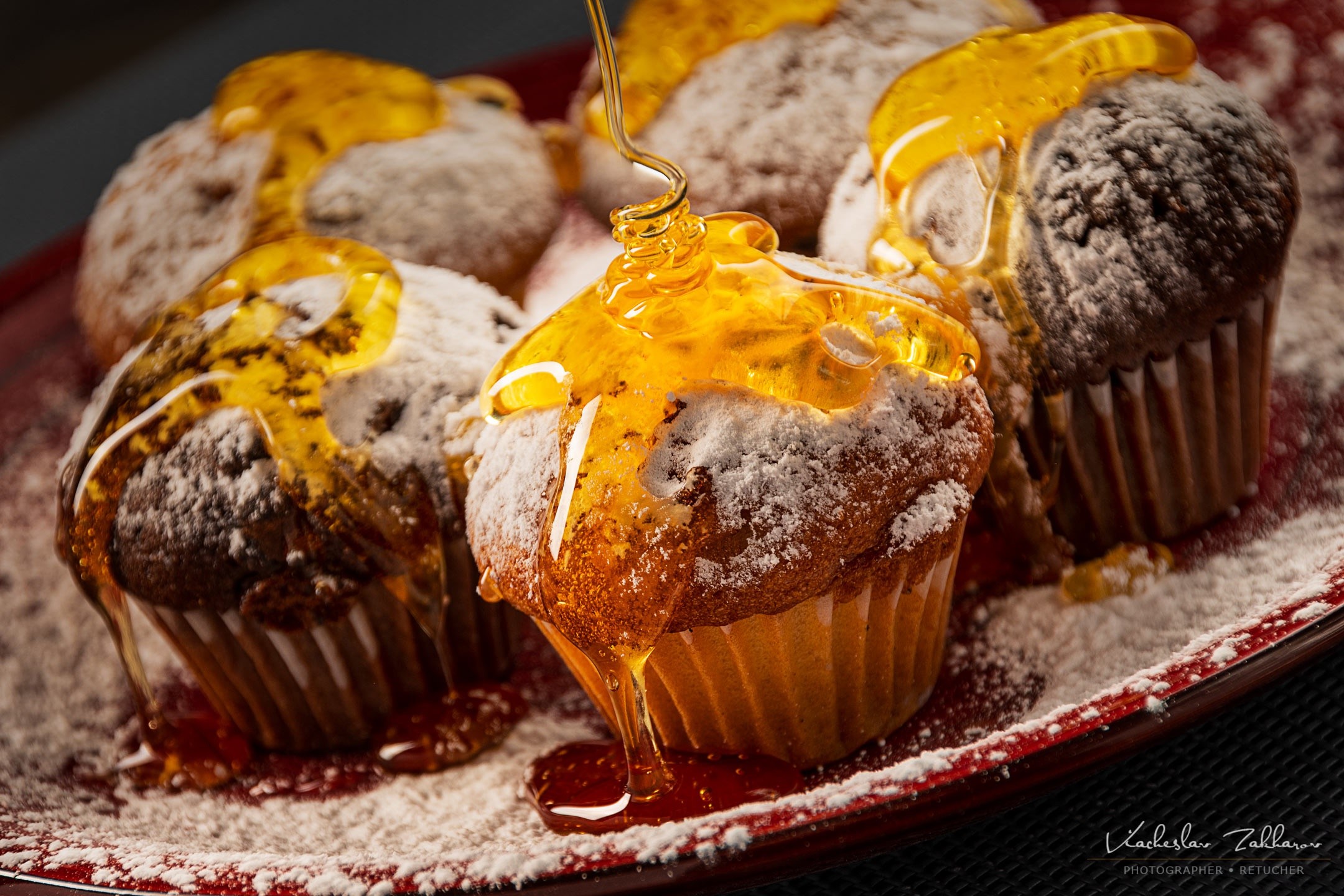 Muffins drizzled with honey and dusted with powdered sugar HD Wallpaper