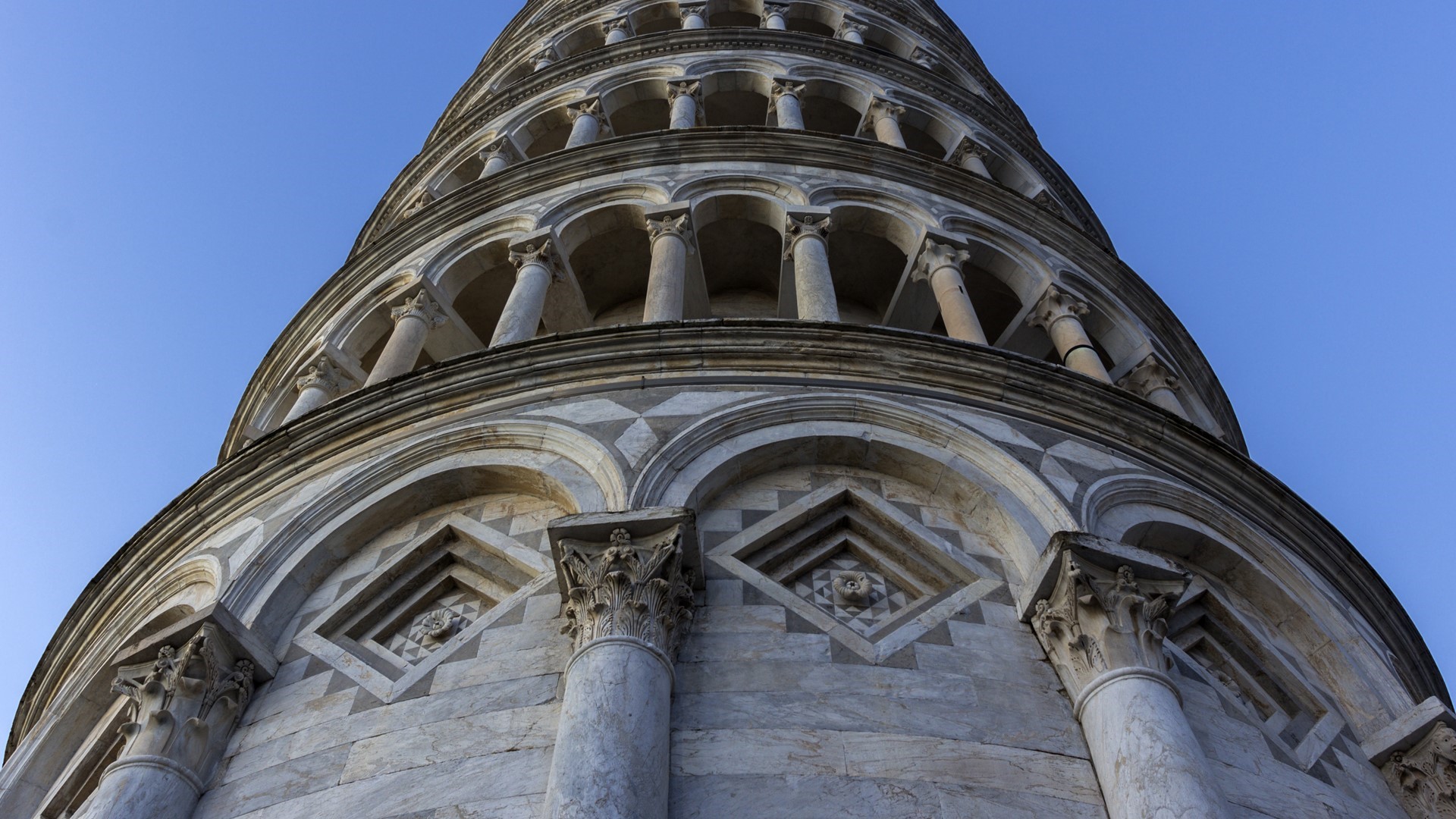 Low-angle view of the Leaning Tower of Pisa HD Wallpaper