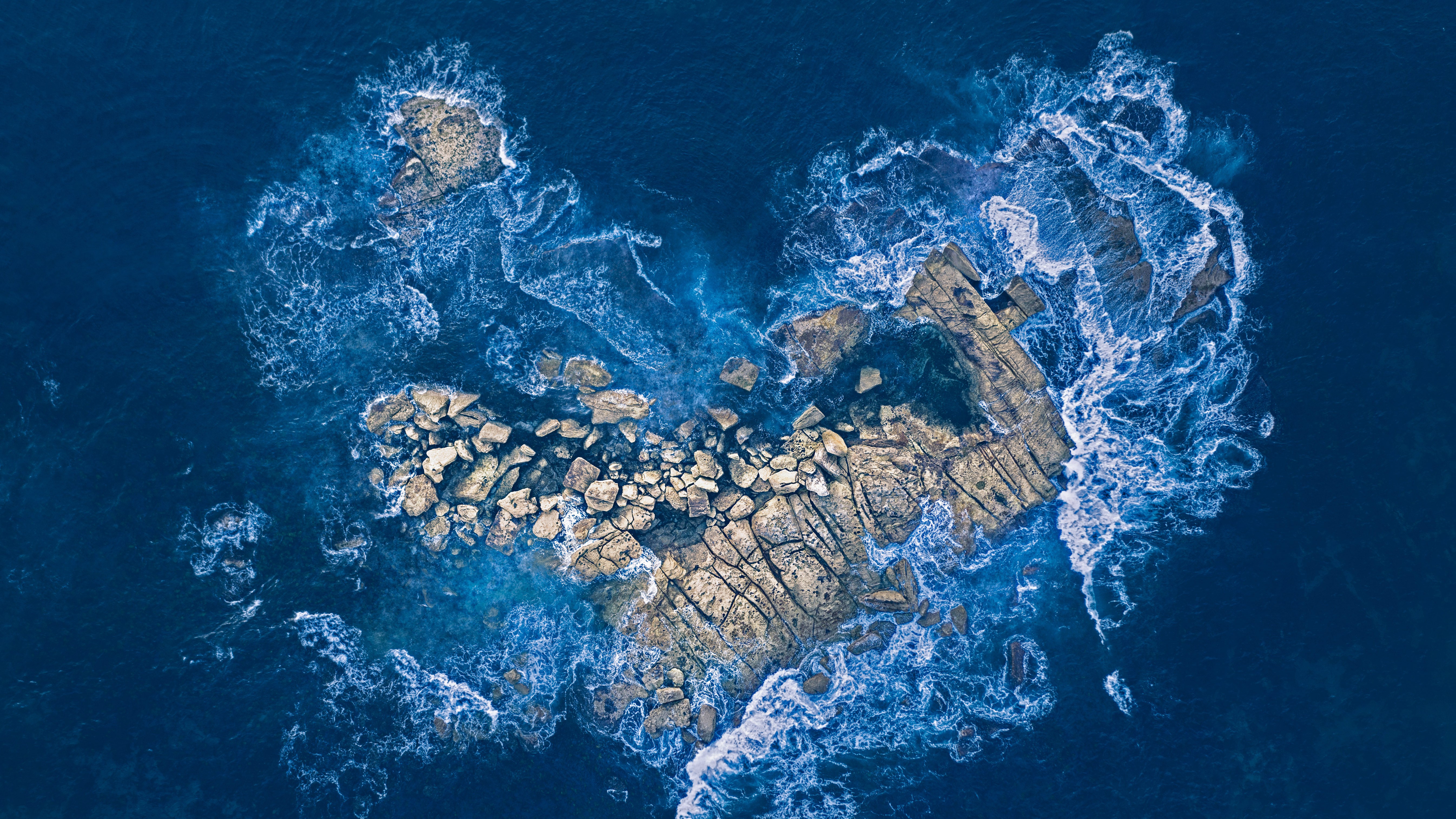 Heart-shaped rock formation in the sea, Australia HD Wallpaper
