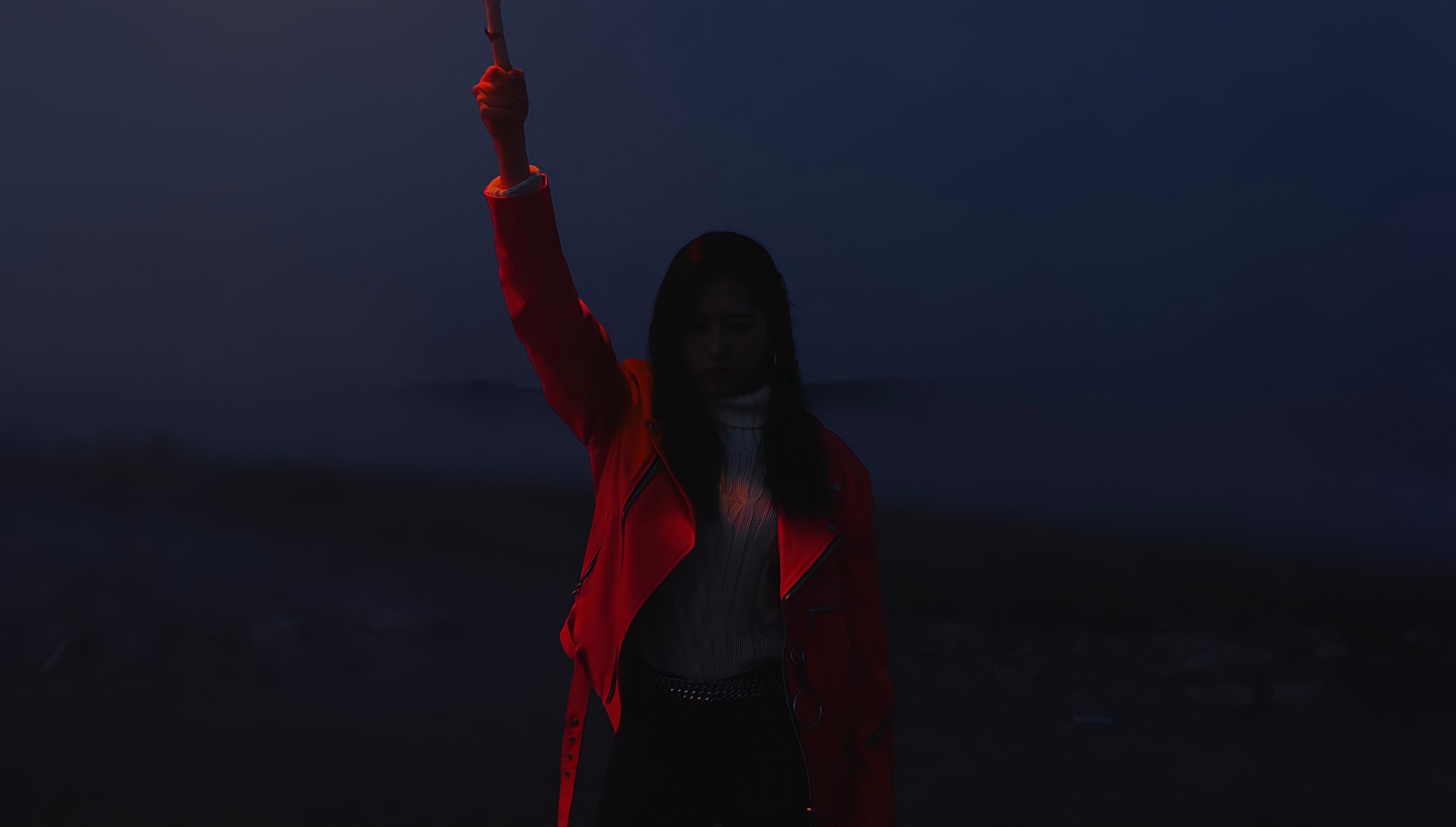 Olivia Hye from LOONA holding a flare HD Wallpaper