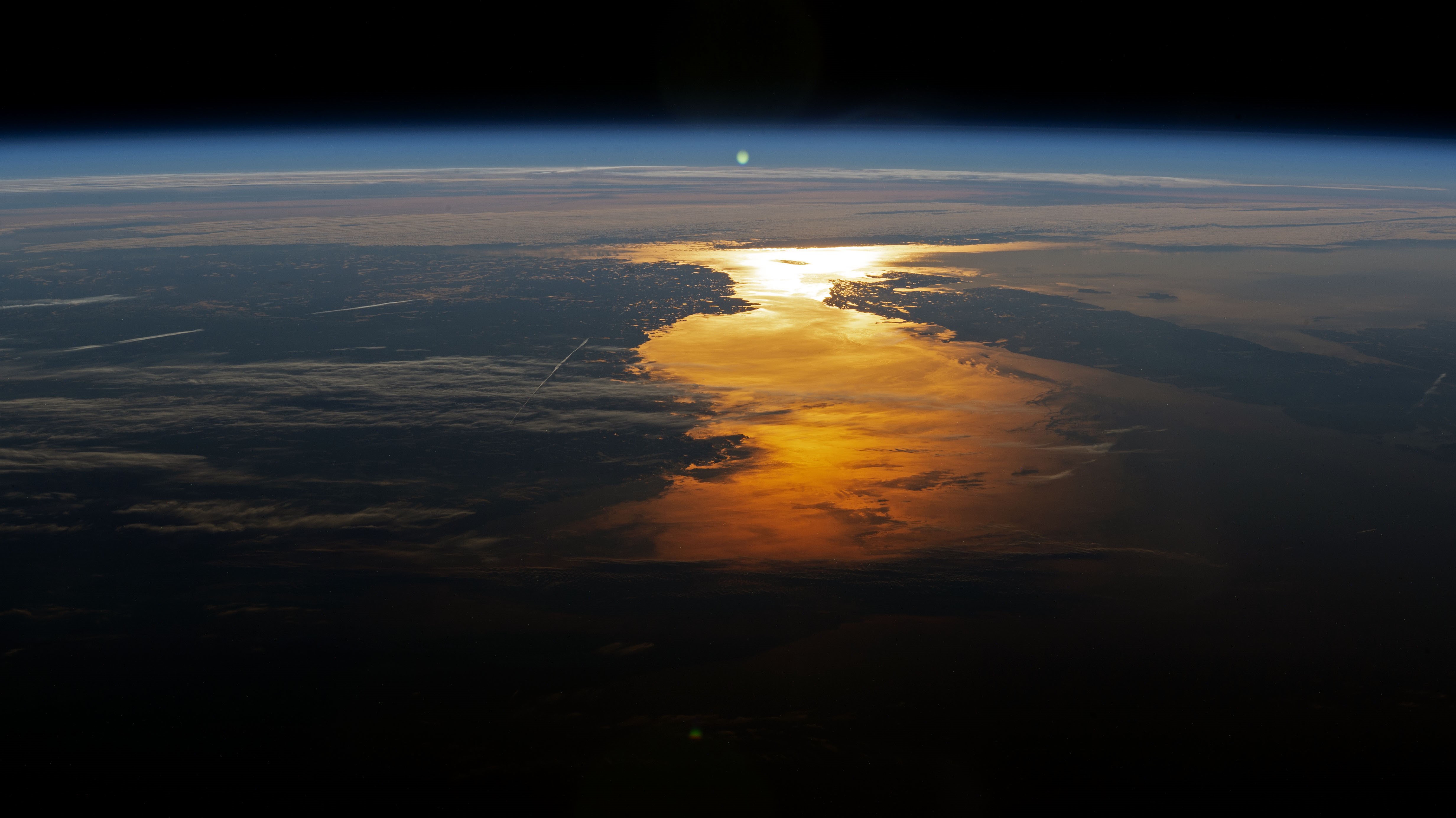 4K view of Earth's atmosphere and horizon at sunset HD Wallpaper