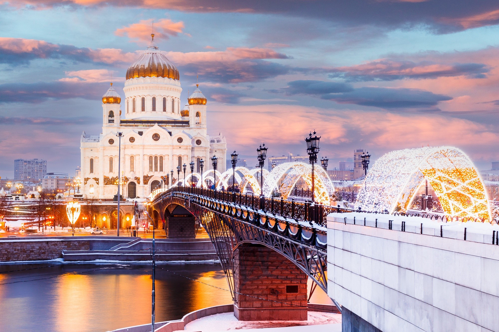 Cathedral of Christ the Saviour and bridge in Moscow HD Wallpaper