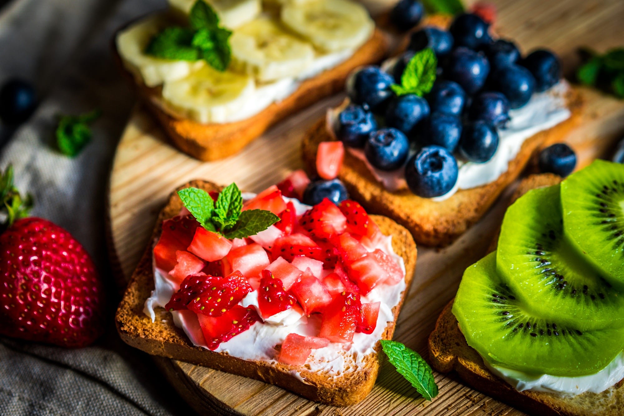 Fruit toasts with cream cheese and mint HD Wallpaper