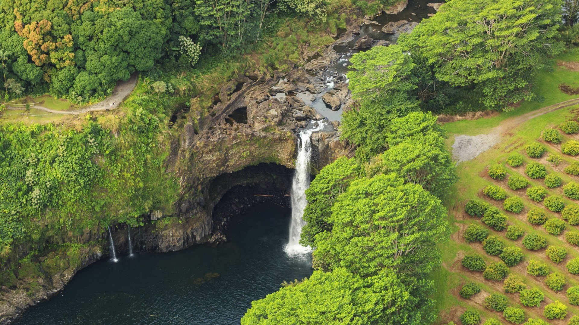 Rainbow Falls waterfall in Hawaii HD Wallpaper