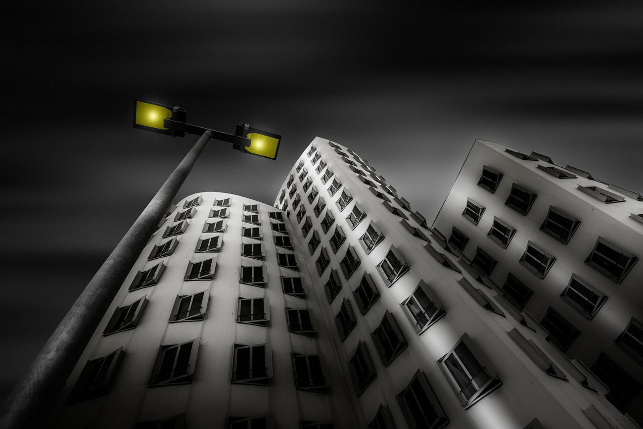 Selective coloring monochrome architecture with street light HD Wallpaper