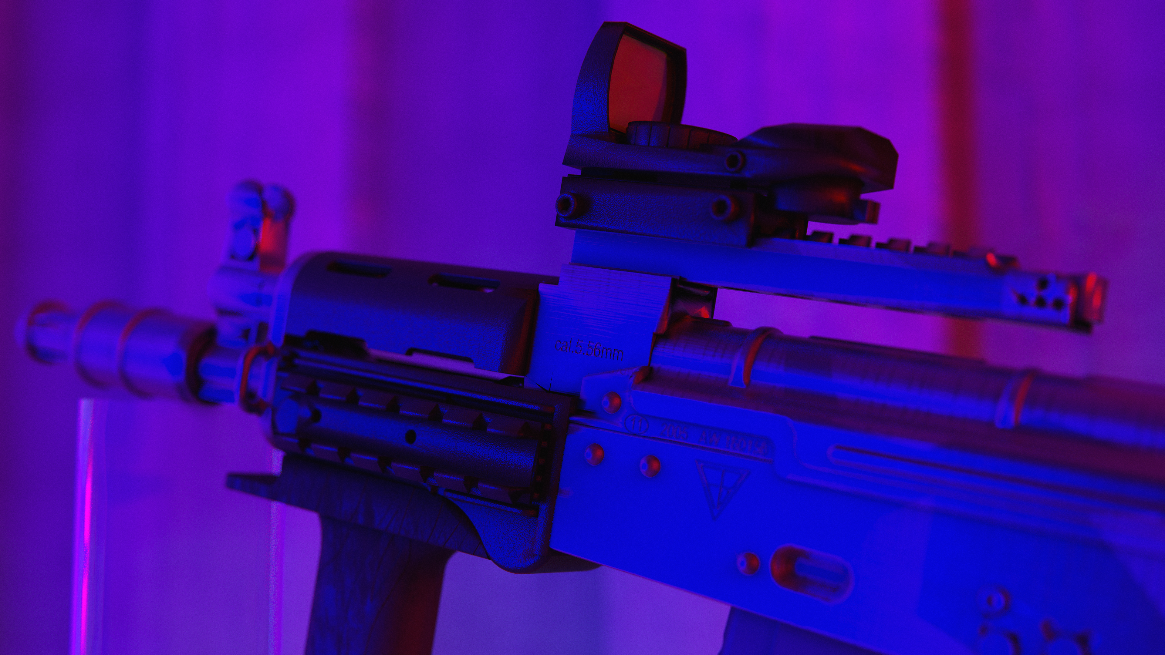 Mini Beryl assault rifle with red dot sight HD Wallpaper