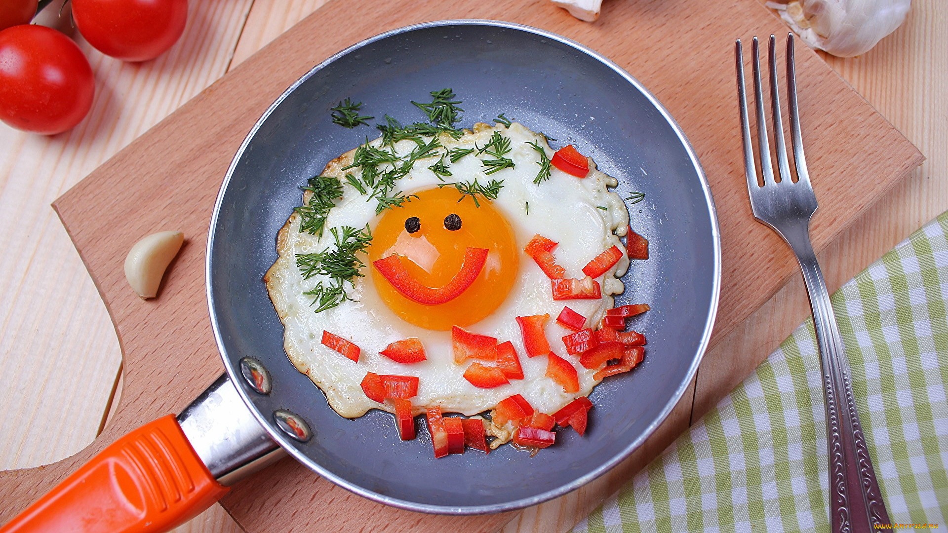 Fried egg with smiley face in a pan HD Wallpaper