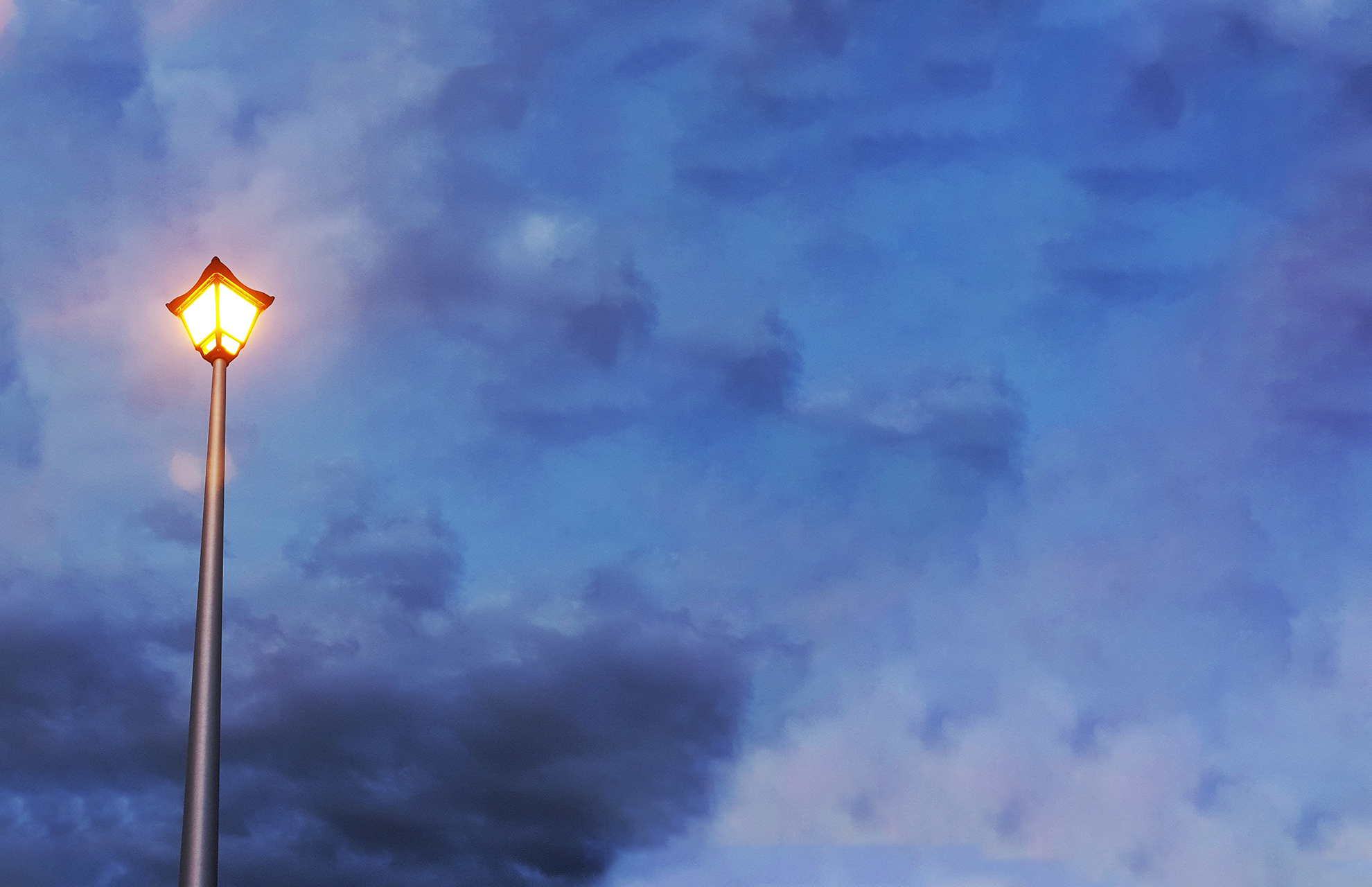 Street lamp against a cloudy sky HD Wallpaper