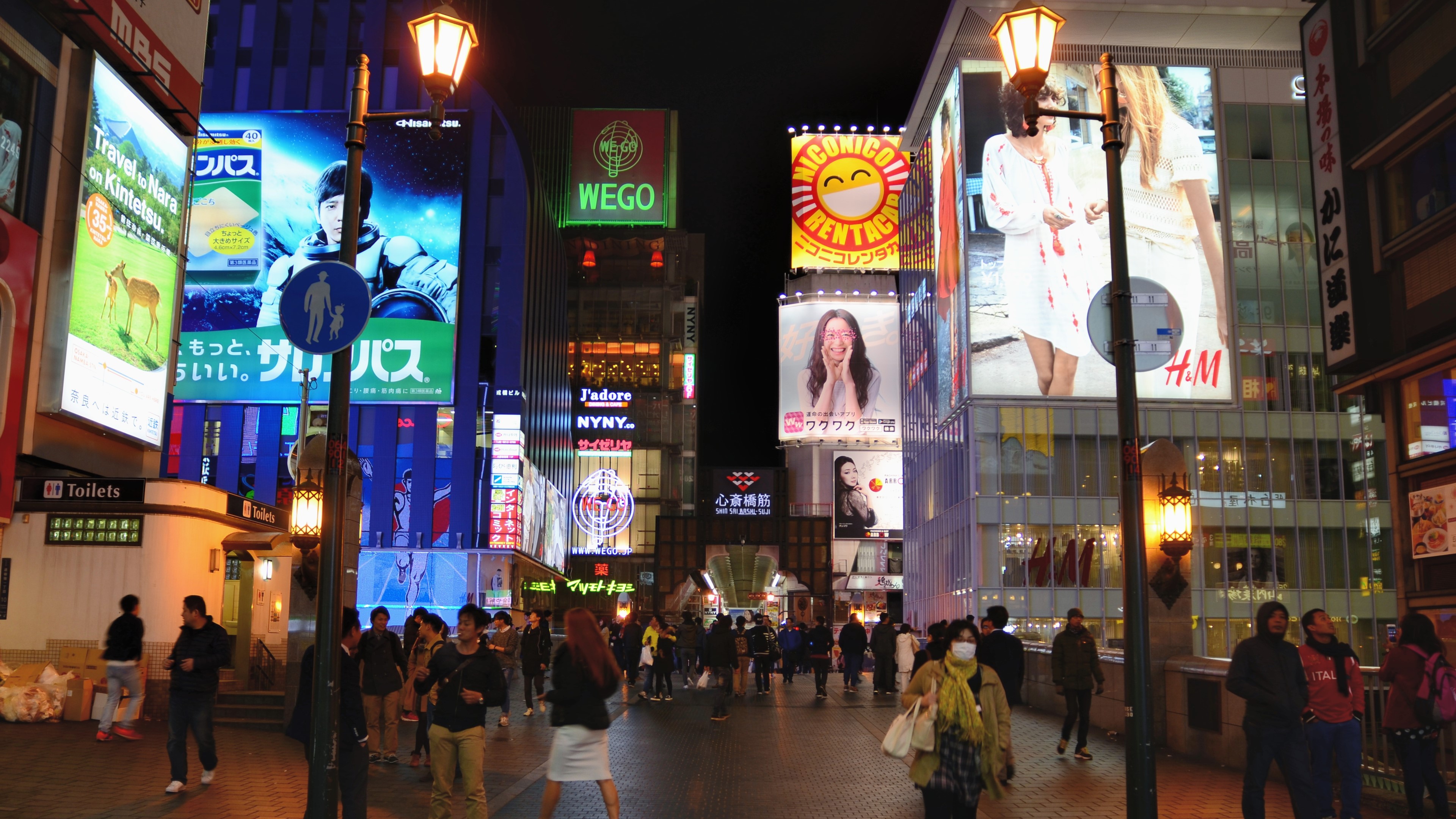 Night scene in Japan with billboards and people HD Wallpaper