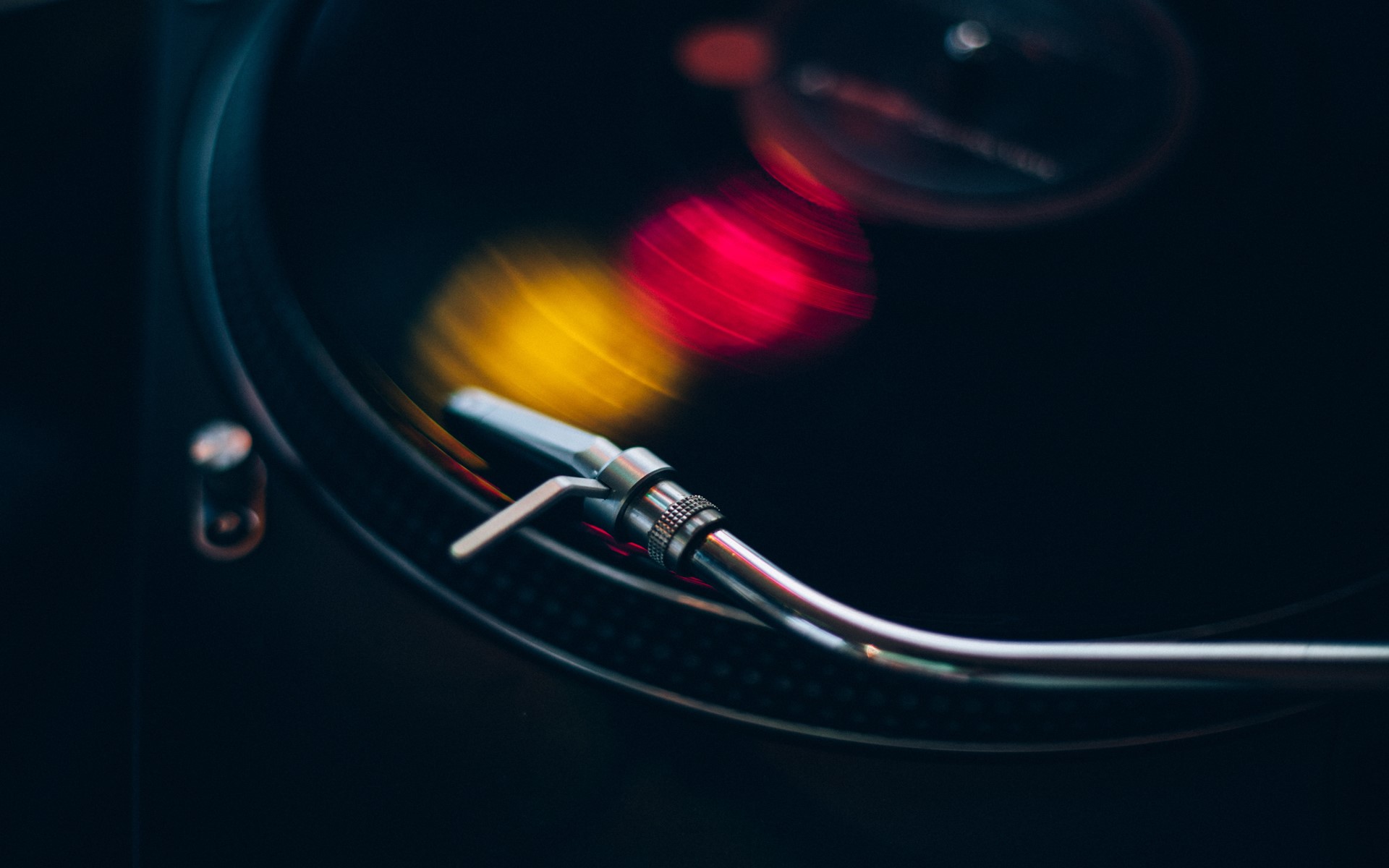Close-up of a turntable needle on a vinyl record HD Wallpaper