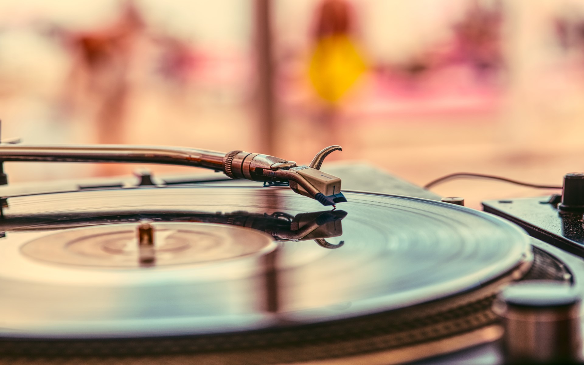 Close-up of a turntable needle on a vinyl record HD Wallpaper