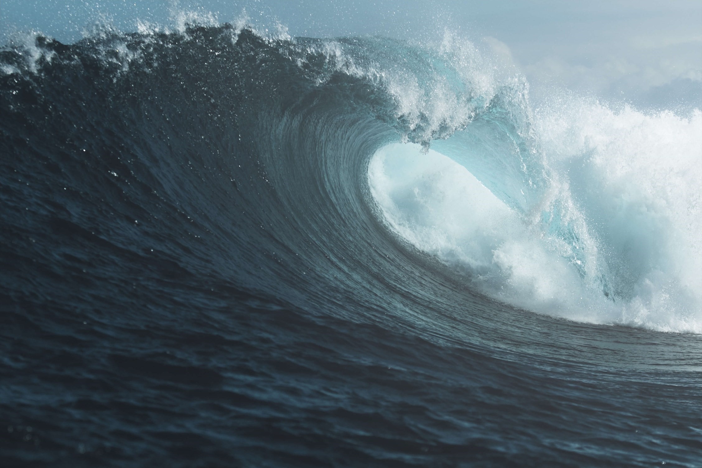 A large ocean wave crests and breaks HD Wallpaper