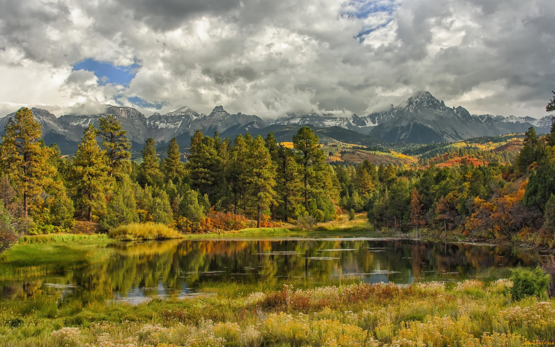 Mountain lake with autumn trees and cloudy sky HD Wallpaper