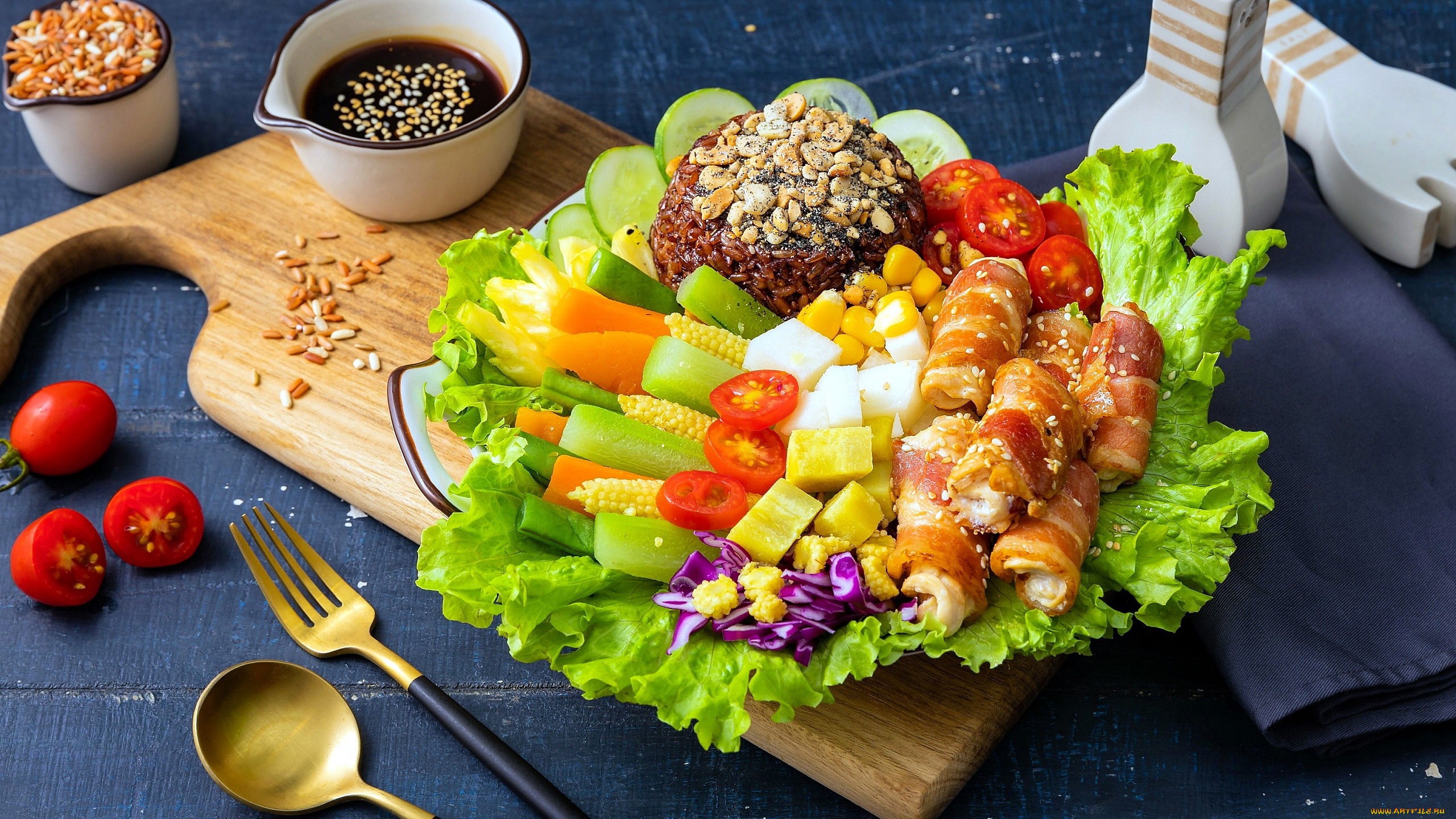 Salad with bacon-wrapped chicken and brown rice HD Wallpaper