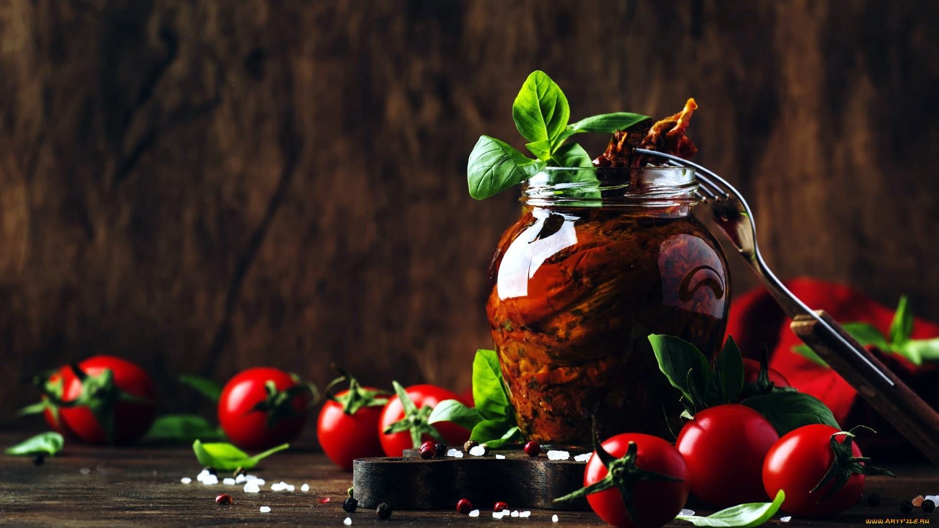 Jar of sun-dried tomatoes with fresh tomatoes and basil HD Wallpaper