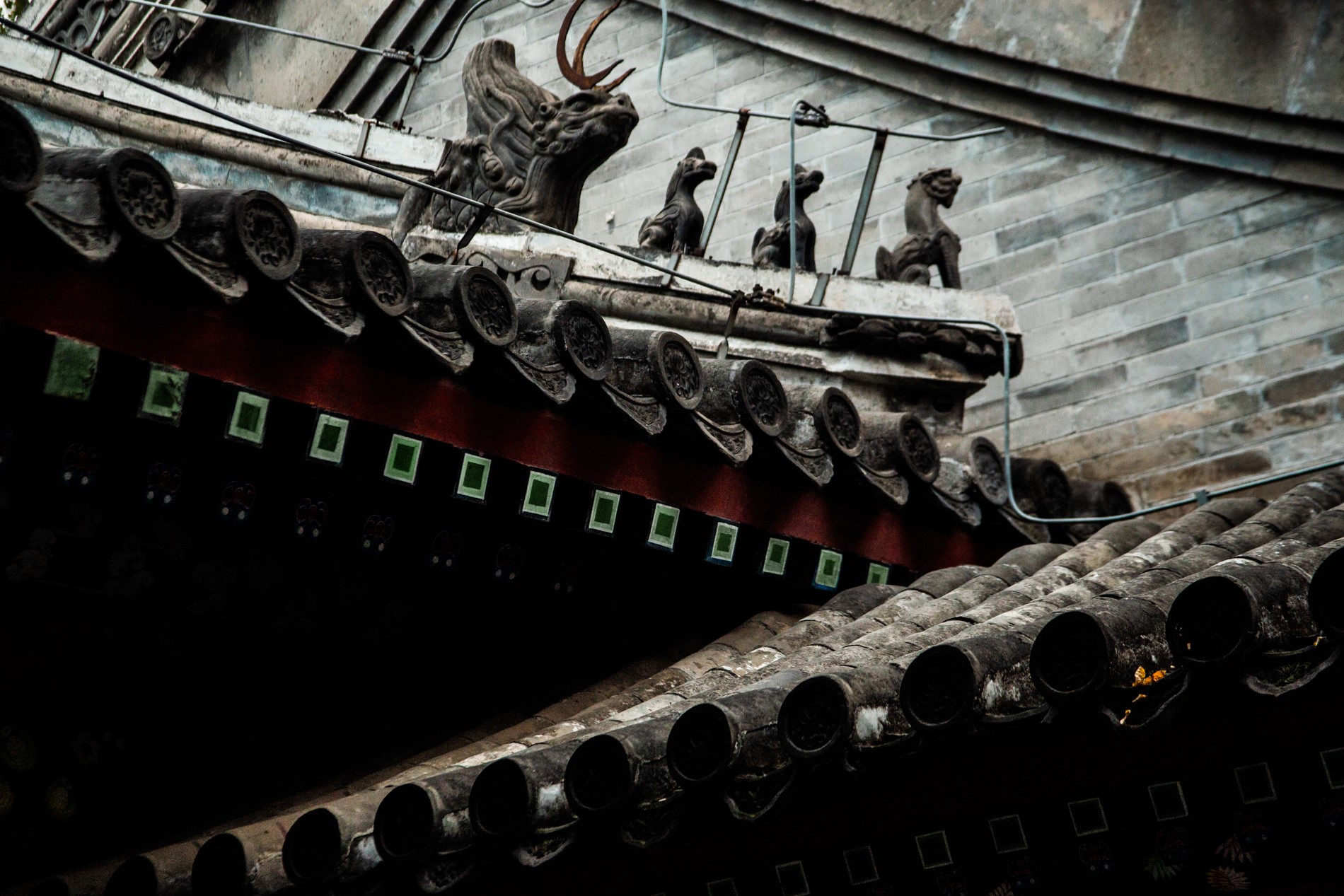 Traditional Chinese rooftops with dragon and lion statues HD Wallpaper