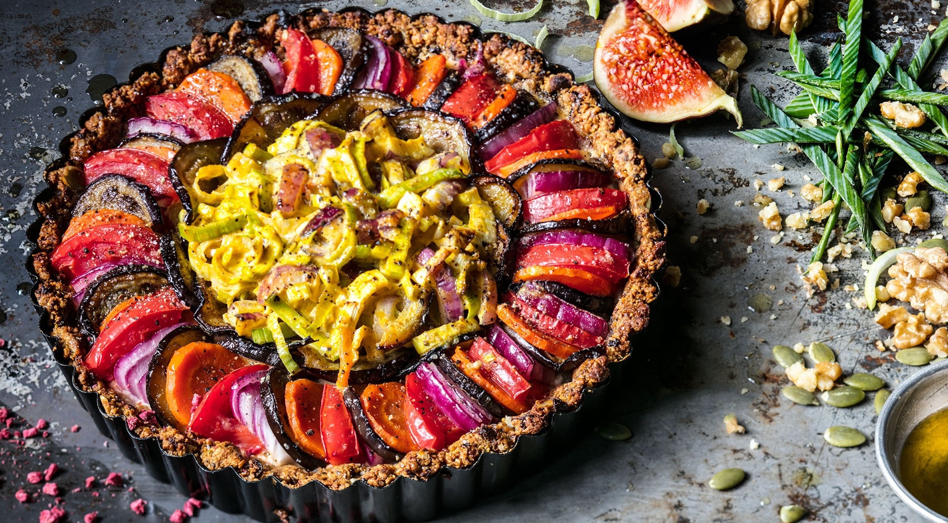 Vegetable tart with eggplant, tomatoes, and leeks HD Wallpaper