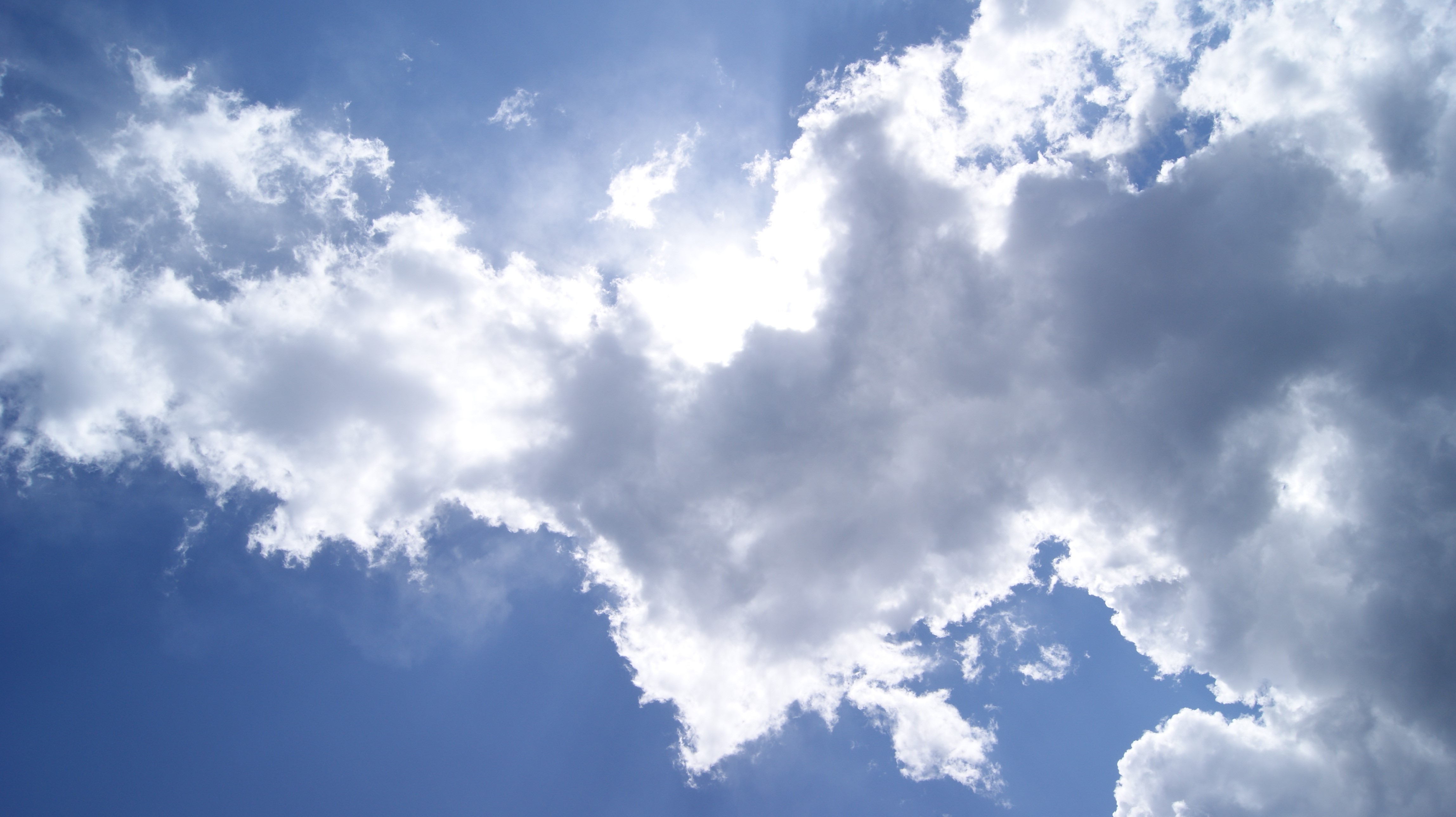 Sunlight through clouds in blue sky HD Wallpaper