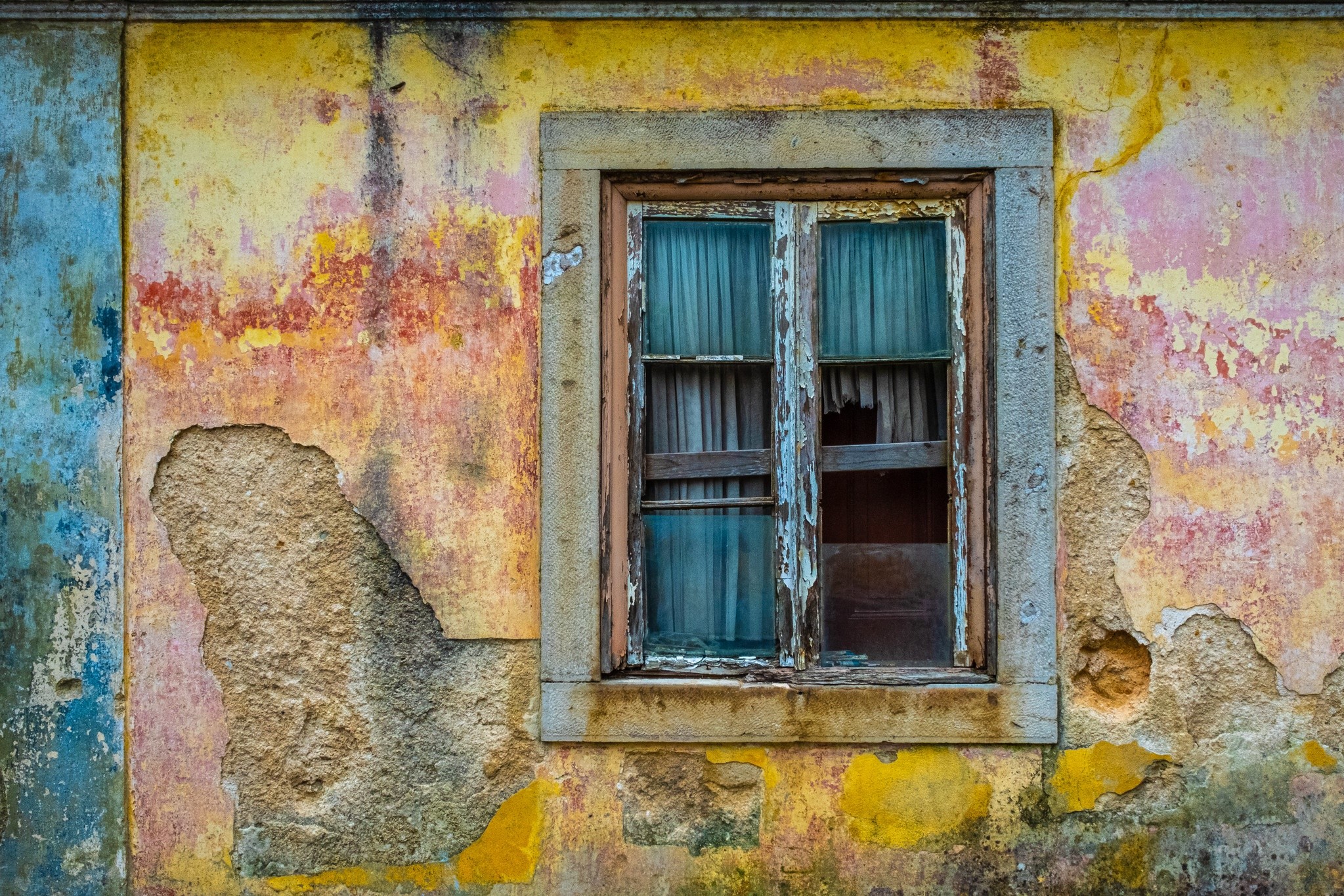 Old colorful house wall with a broken window HD Wallpaper