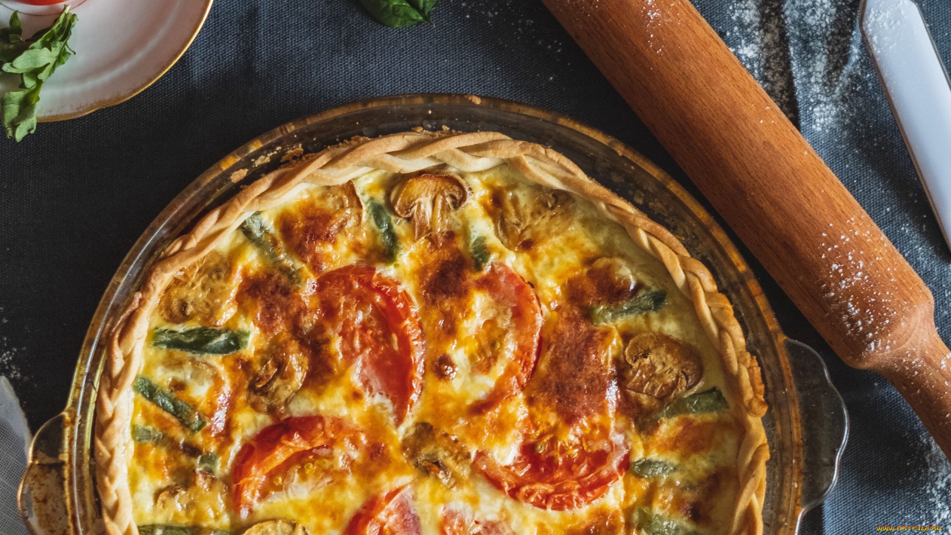 Vegetable quiche with tomatoes and mushrooms HD Wallpaper