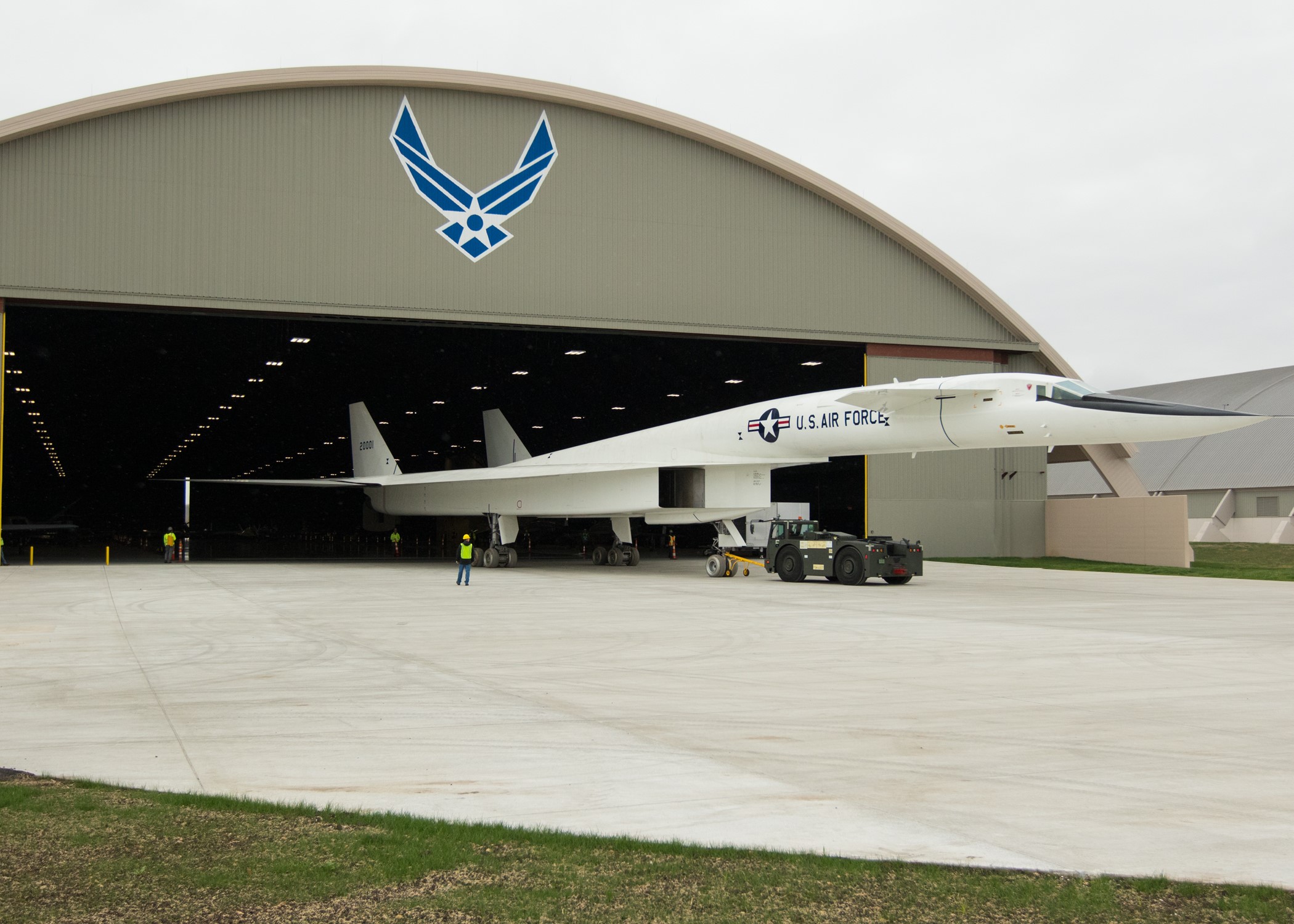 North American XB-70 Valkyrie in Hangar HD Wallpaper