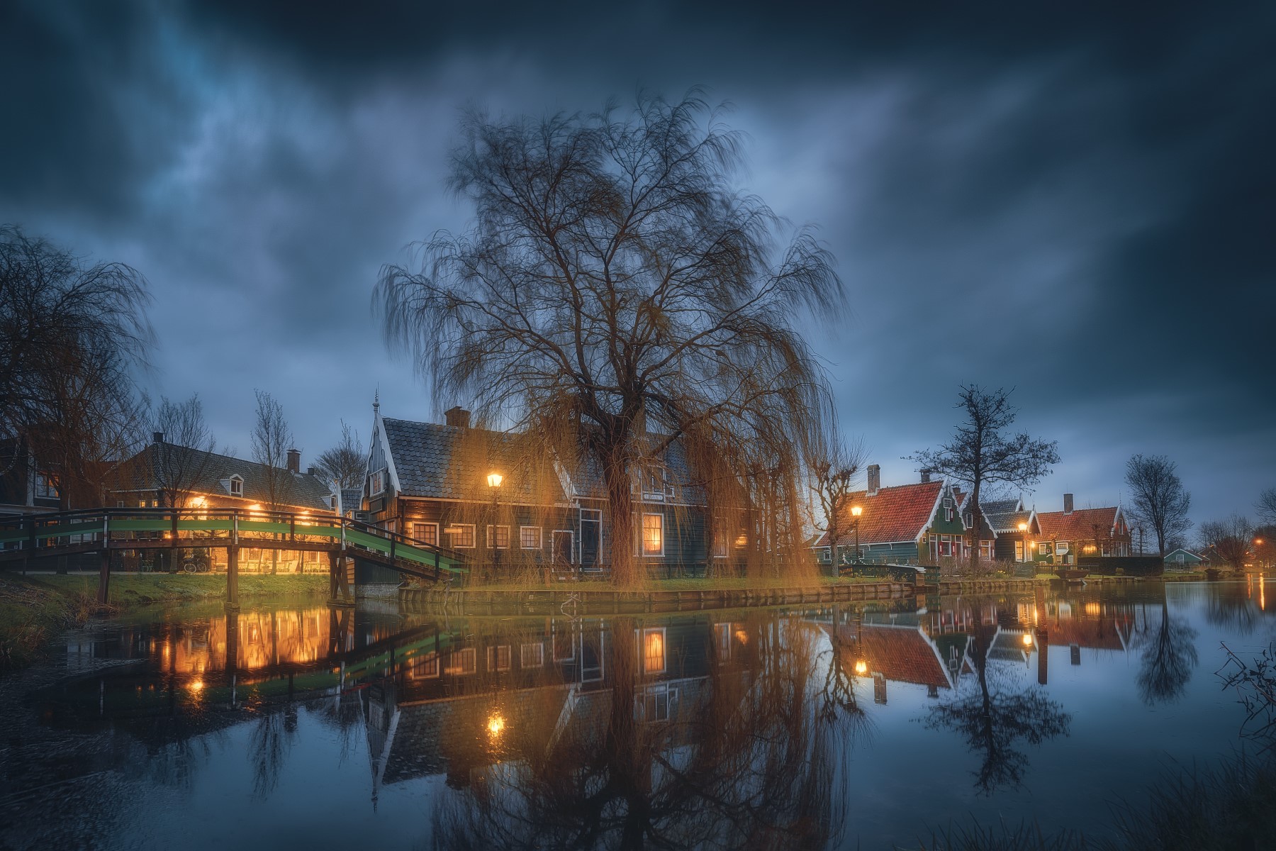 Night reflection of houses and trees in Zaanse Schans, Netherlands HD Wallpaper