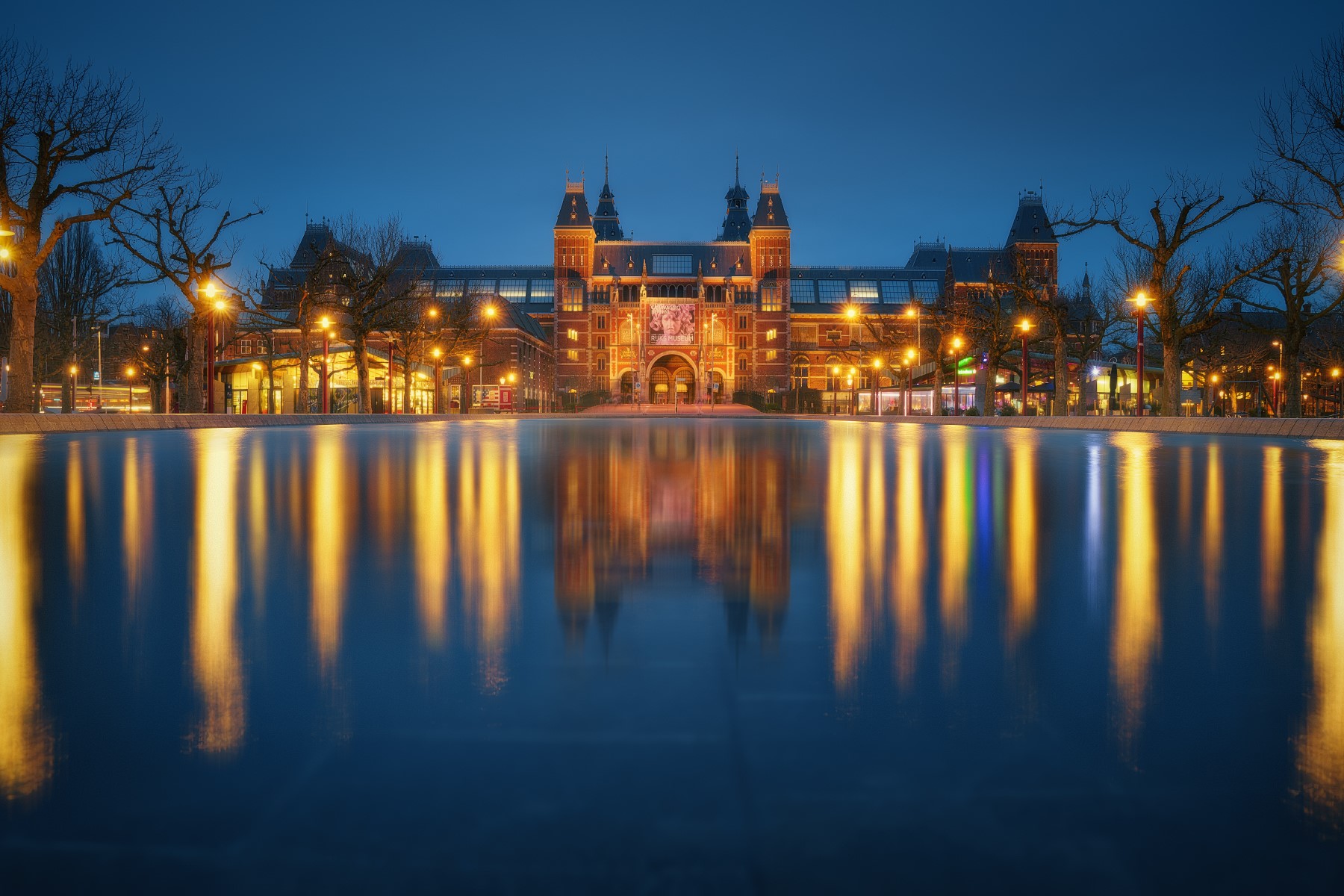 Rijksmuseum at night with reflection in water HD Wallpaper