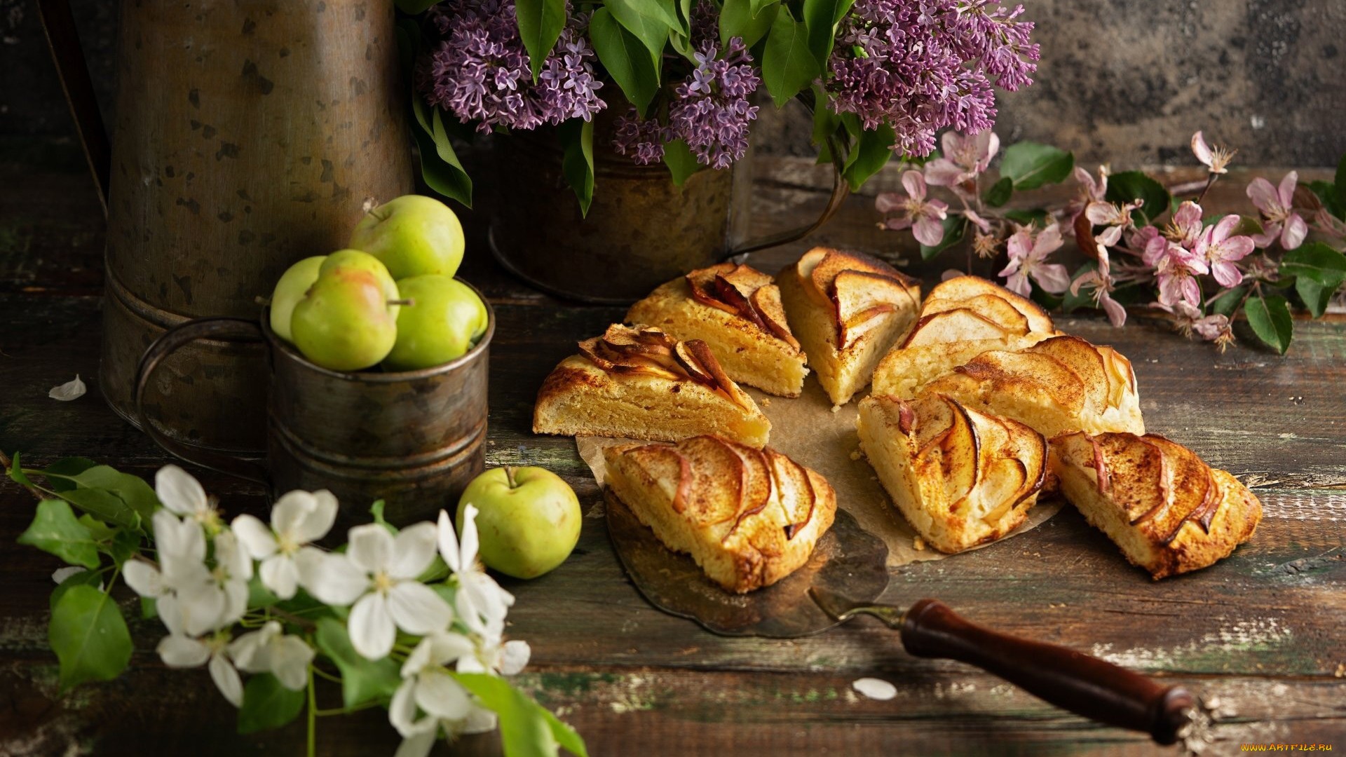 Apple cake with fresh apples and lilac flowers HD Wallpaper