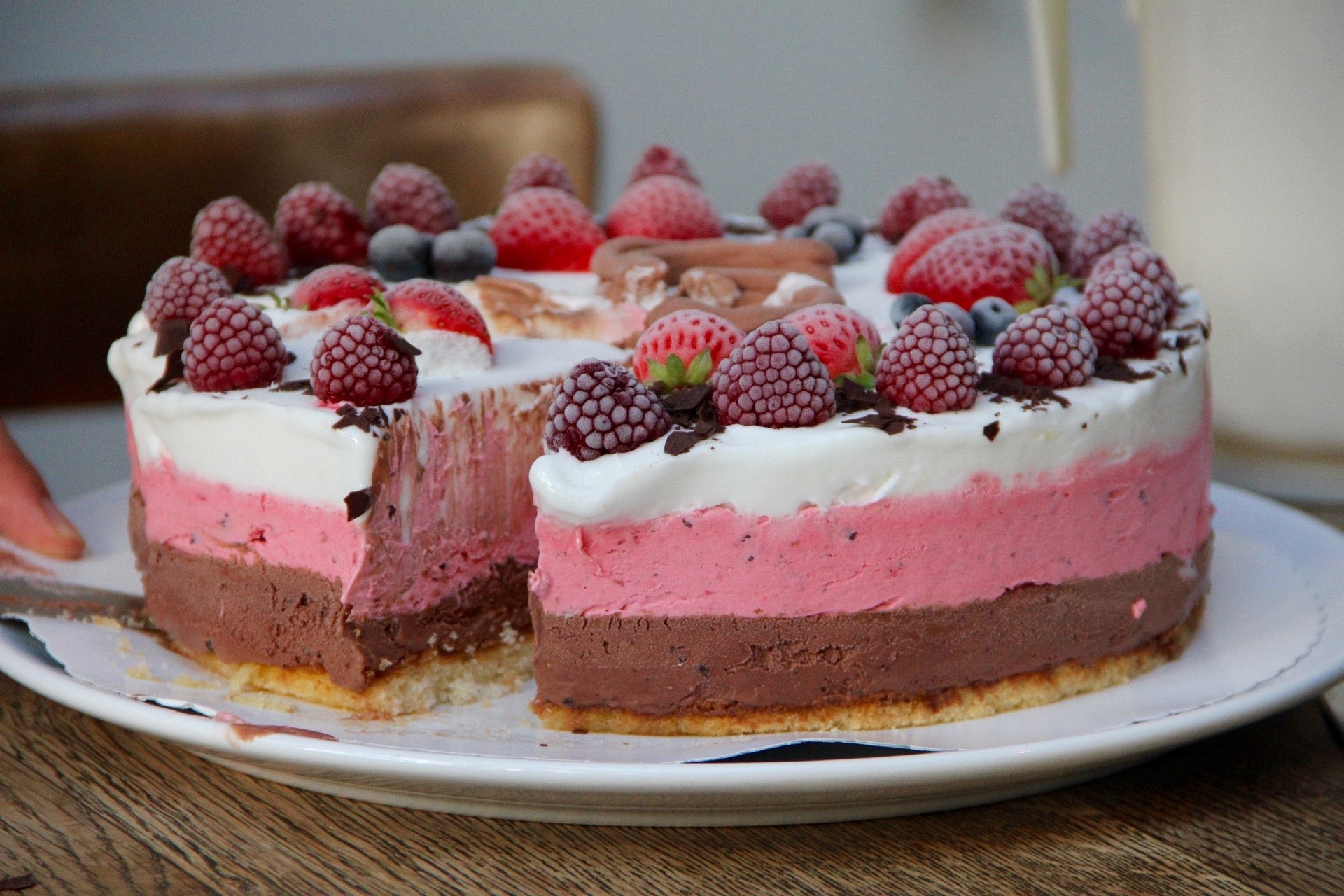 Triple layered ice cream cake with berries HD Wallpaper
