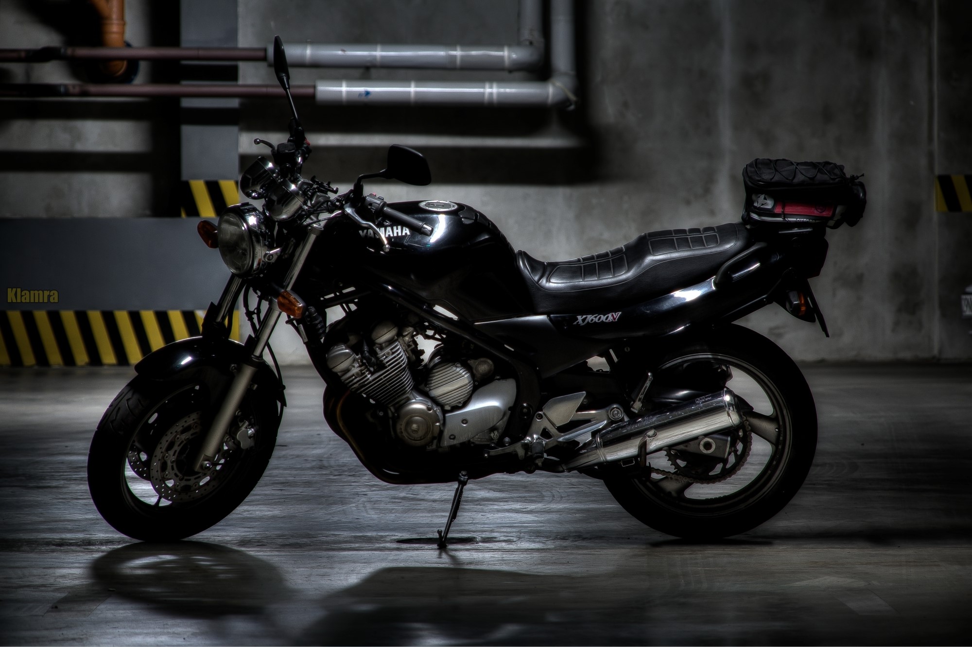 Black Yamaha XJ600N motorcycle in a parking garage HD Wallpaper
