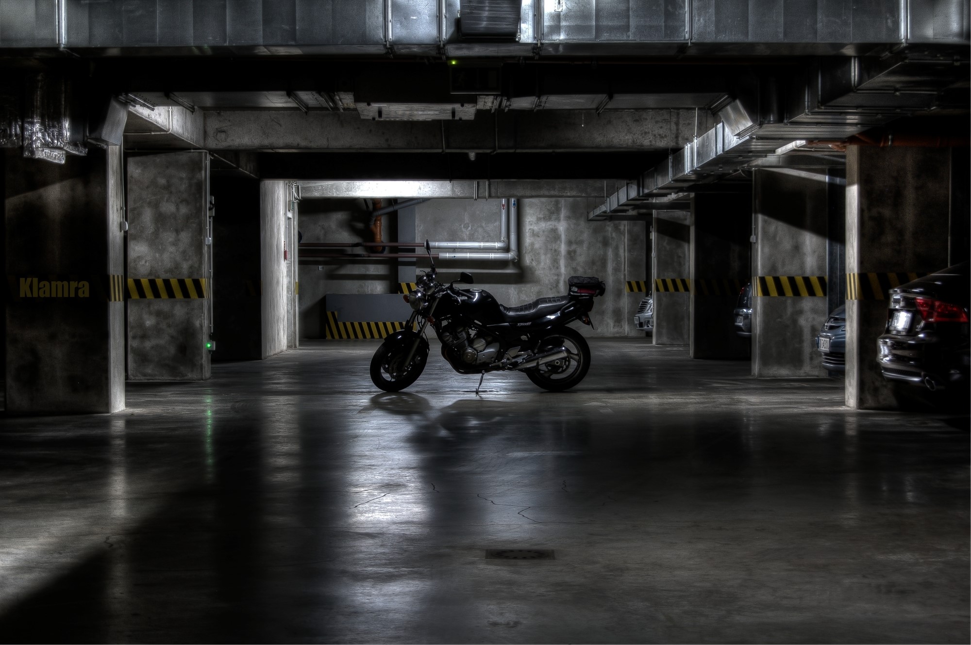 Yamaha XJ600N motorcycle in a parking garage in Katowice, Poland HD Wallpaper