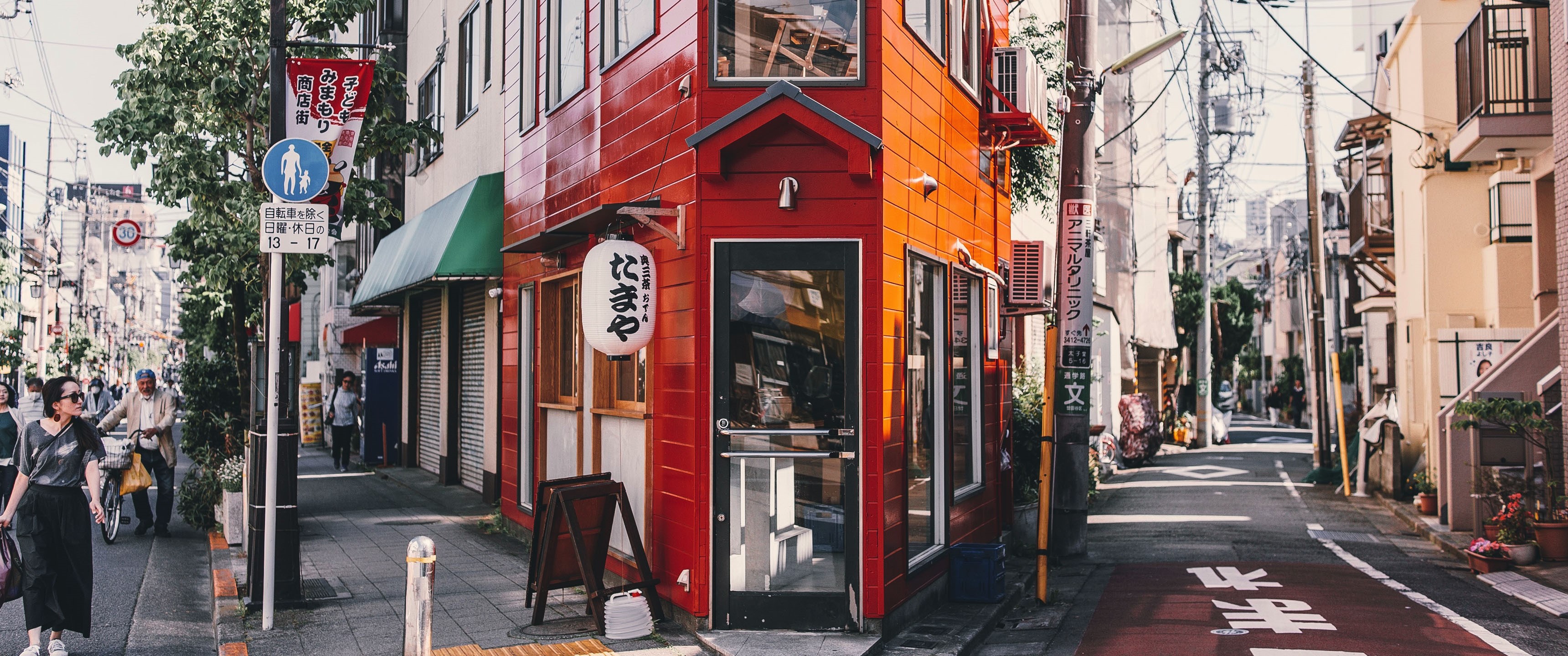 Street scene in Japan with a red building HD Wallpaper