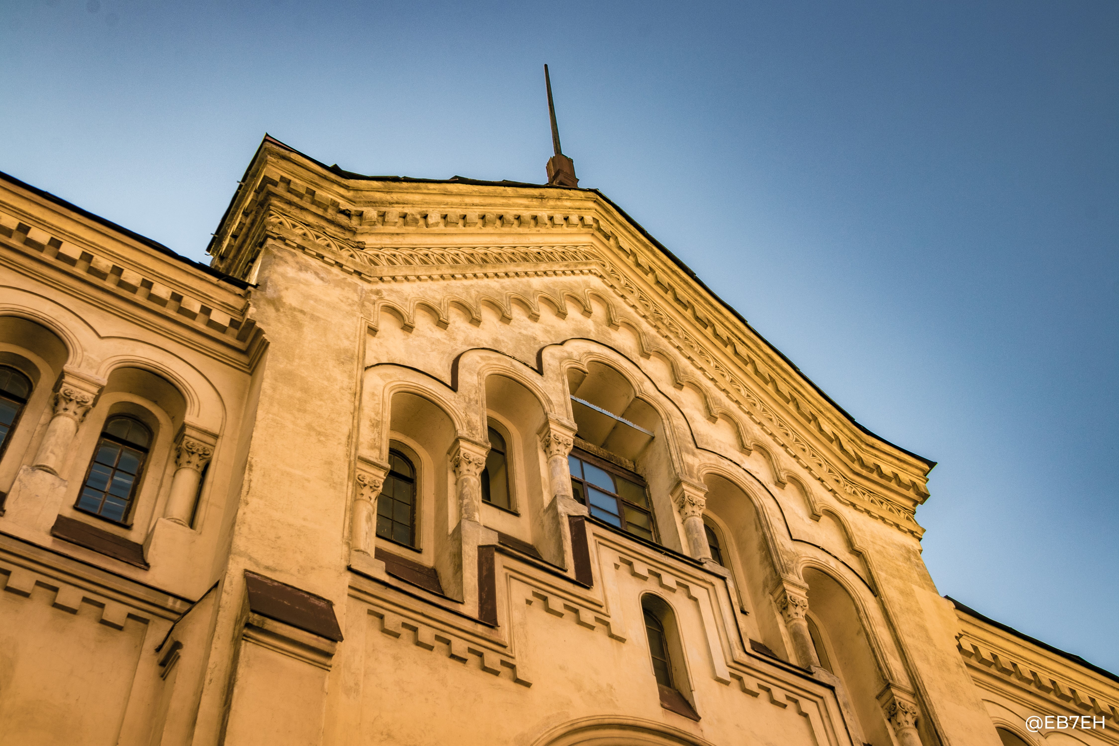 Low-angle view of building facade in Saint Petersburg, Russia HD Wallpaper